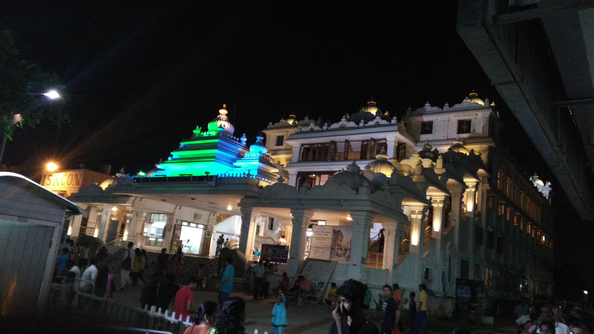 HUAWEI Che1-L04 sample photo. Night view of iskcon temple photography