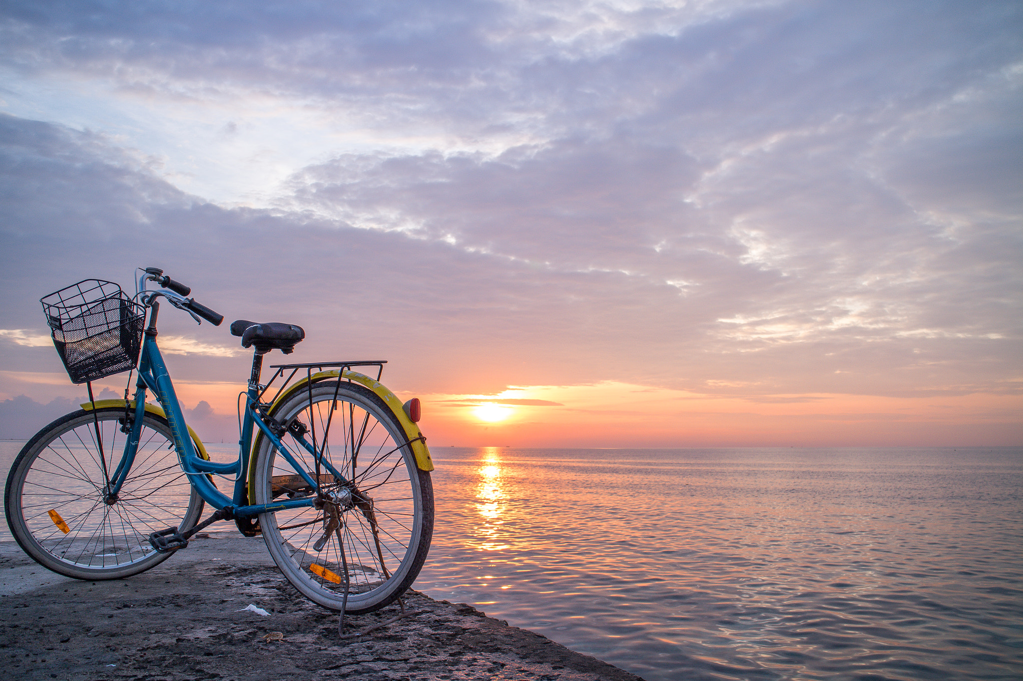 Canon EOS M2 sample photo. Old bicycle at sea side photography