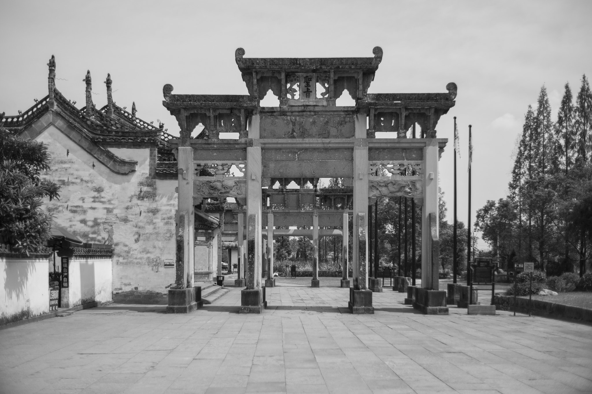 Summicron-M 35mm f/2 (IV) sample photo. Memorial archway photography