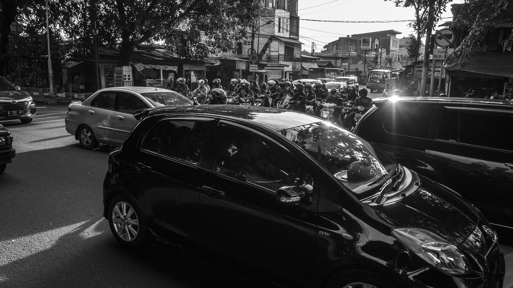 Olympus OM-D E-M10 + OLYMPUS M.12mm F2.0 sample photo. Art of traffic photography