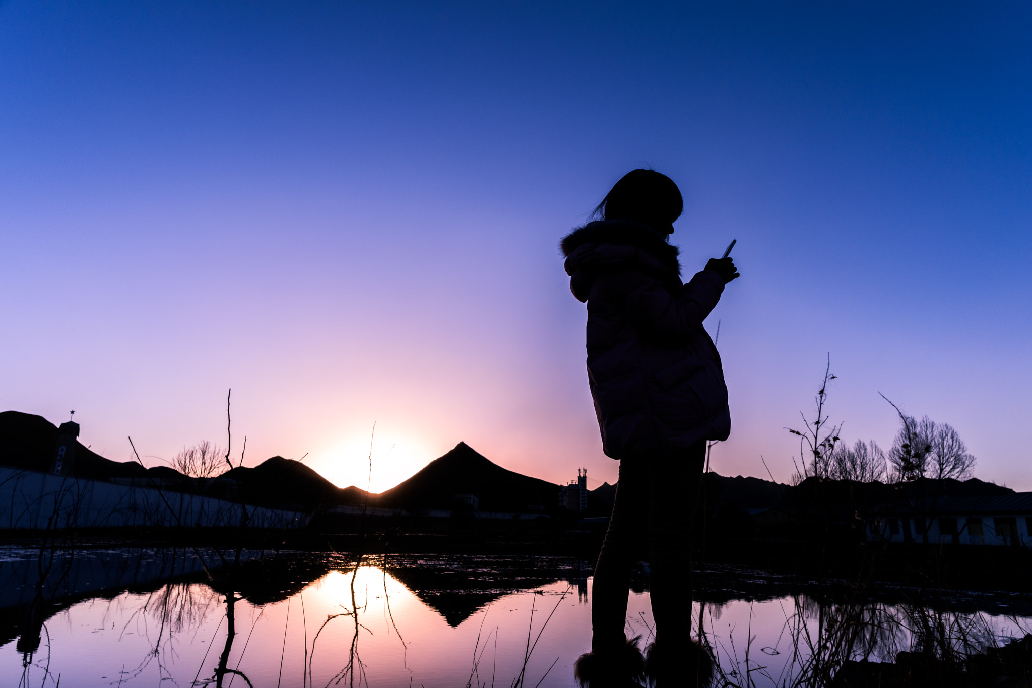 Samsung NX500 + Samsung NX 16mm F2.4 Pancake sample photo. Girl,please put down the phone,and see the beauty of the sunset photography