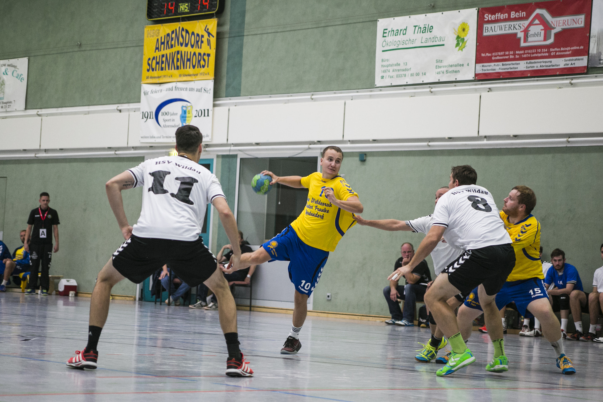 Canon EOS 6D + Canon EF 70-210mm f/3.5-4.5 USM sample photo. Handball#13 photography