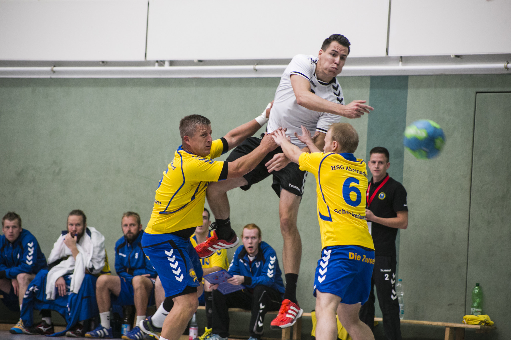 Canon EOS 6D + Canon EF 70-210mm f/3.5-4.5 USM sample photo. Handball#14 photography