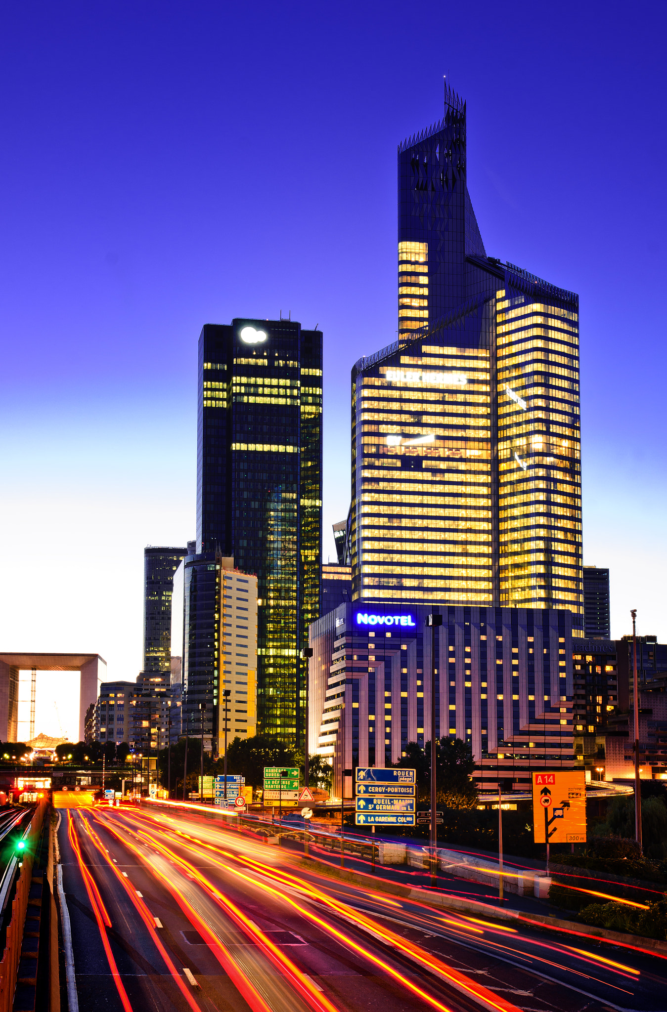 AF Zoom-Nikkor 28-80mm f/3.3-5.6G sample photo. La défense photography