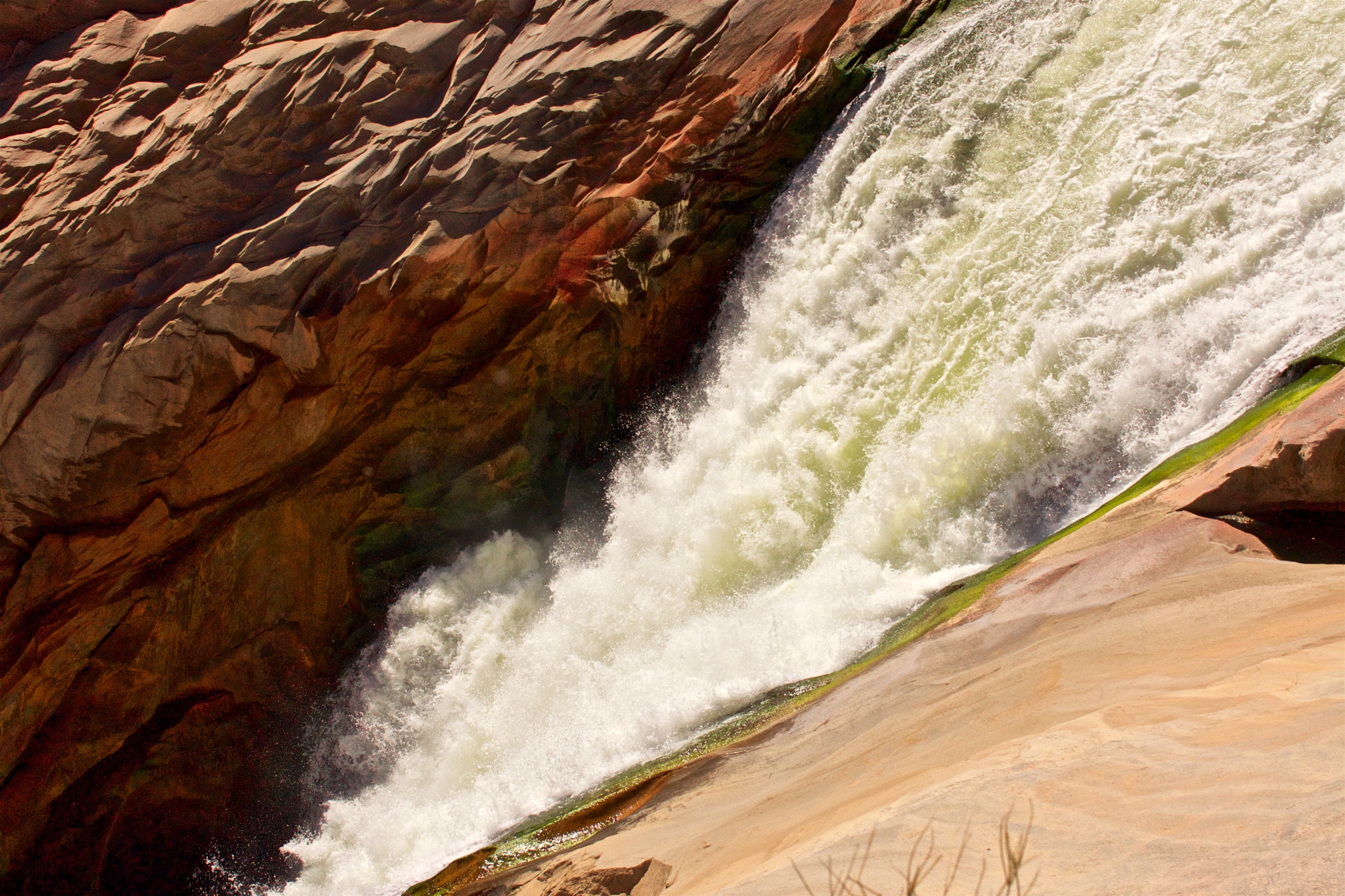 Sony Alpha DSLR-A700 + Sony 70-300mm F4.5-5.6 G SSM sample photo. Rocks and water photography