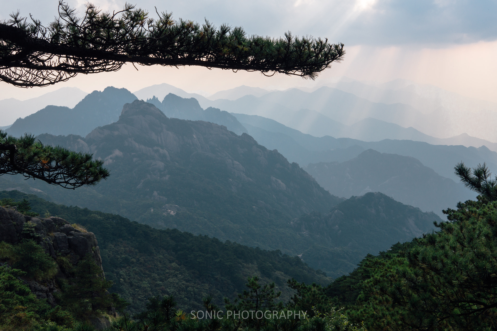 Sony SLT-A77 + Sony Vario-Sonnar T* DT 16-80mm F3.5-4.5 ZA sample photo. 风光，黄山 photography