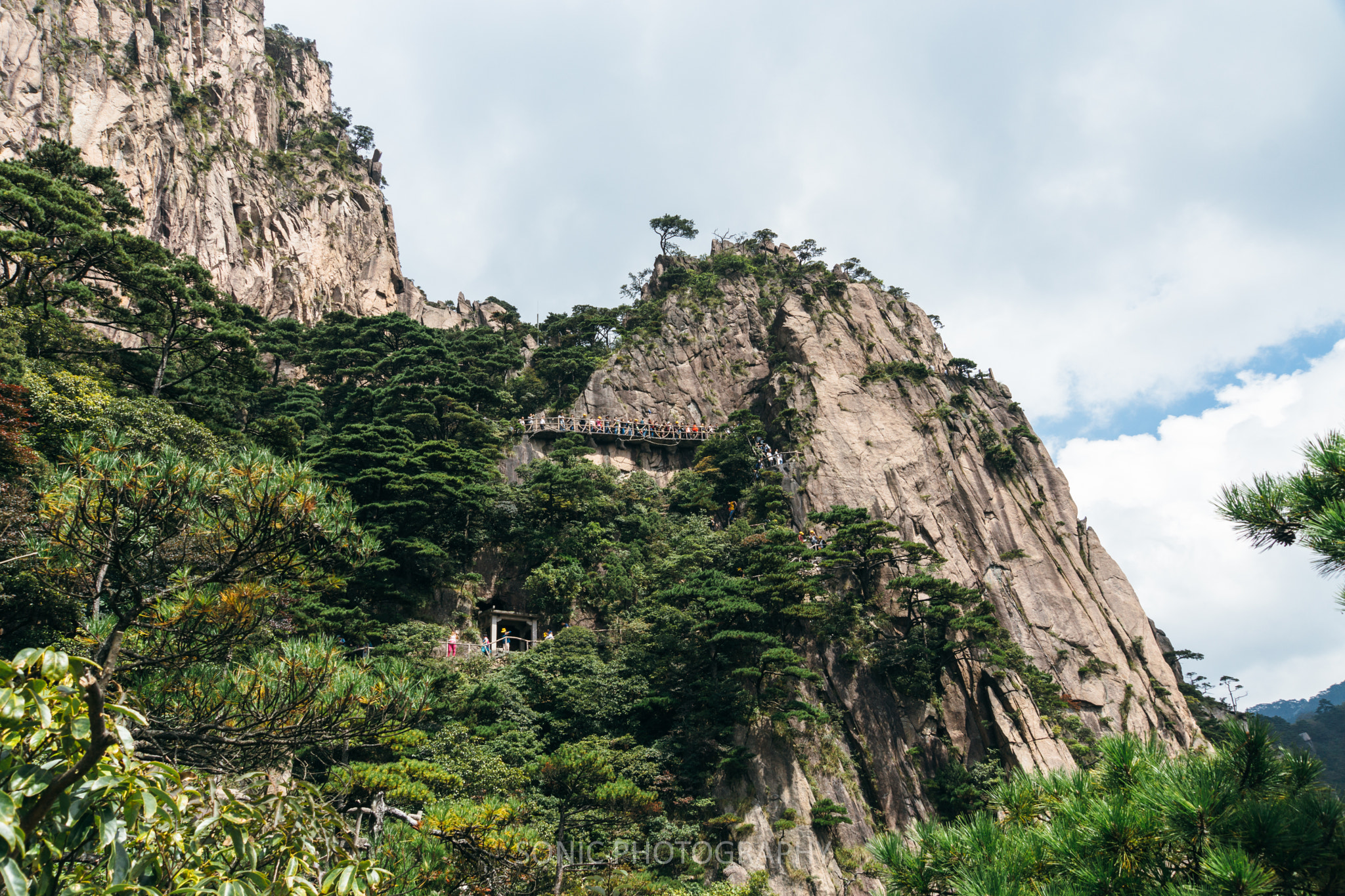 Sony SLT-A77 + Sony Vario-Sonnar T* DT 16-80mm F3.5-4.5 ZA sample photo. 西海大峡谷，黄山 photography