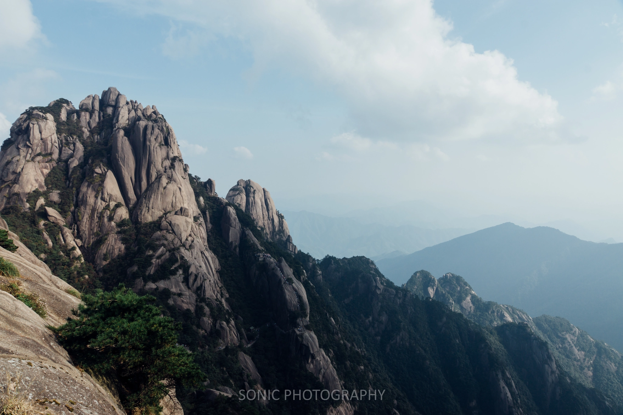 Sony SLT-A77 + Sony Vario-Sonnar T* DT 16-80mm F3.5-4.5 ZA sample photo. 鳌鱼峰顶风光，黄山 photography