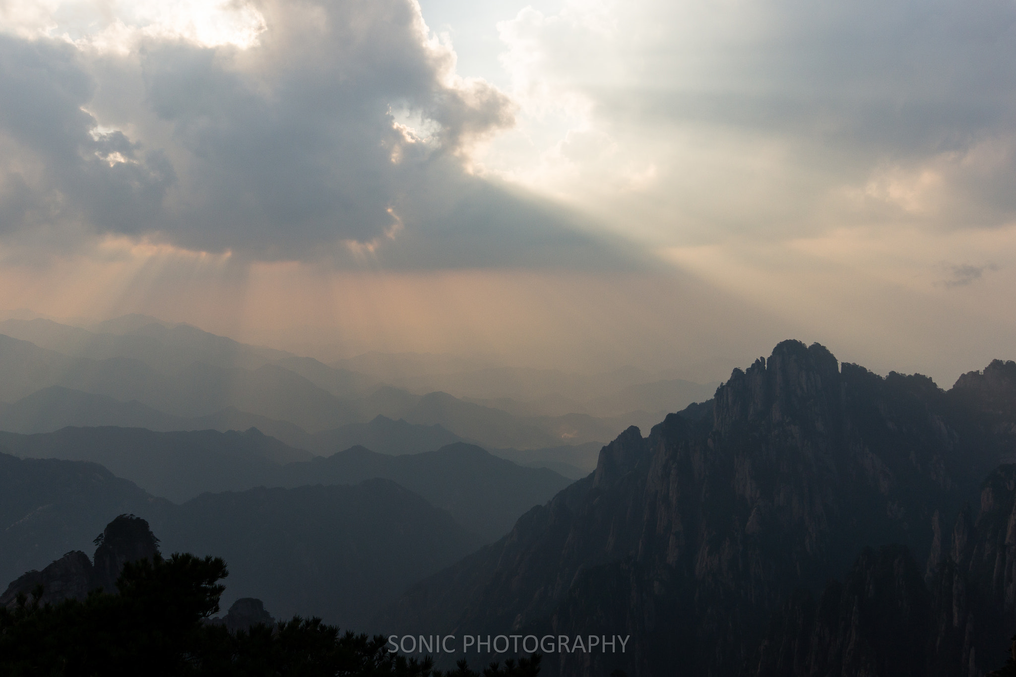 Sony SLT-A77 + Sony Vario-Sonnar T* DT 16-80mm F3.5-4.5 ZA sample photo. 群峰顶风光，黄山 photography