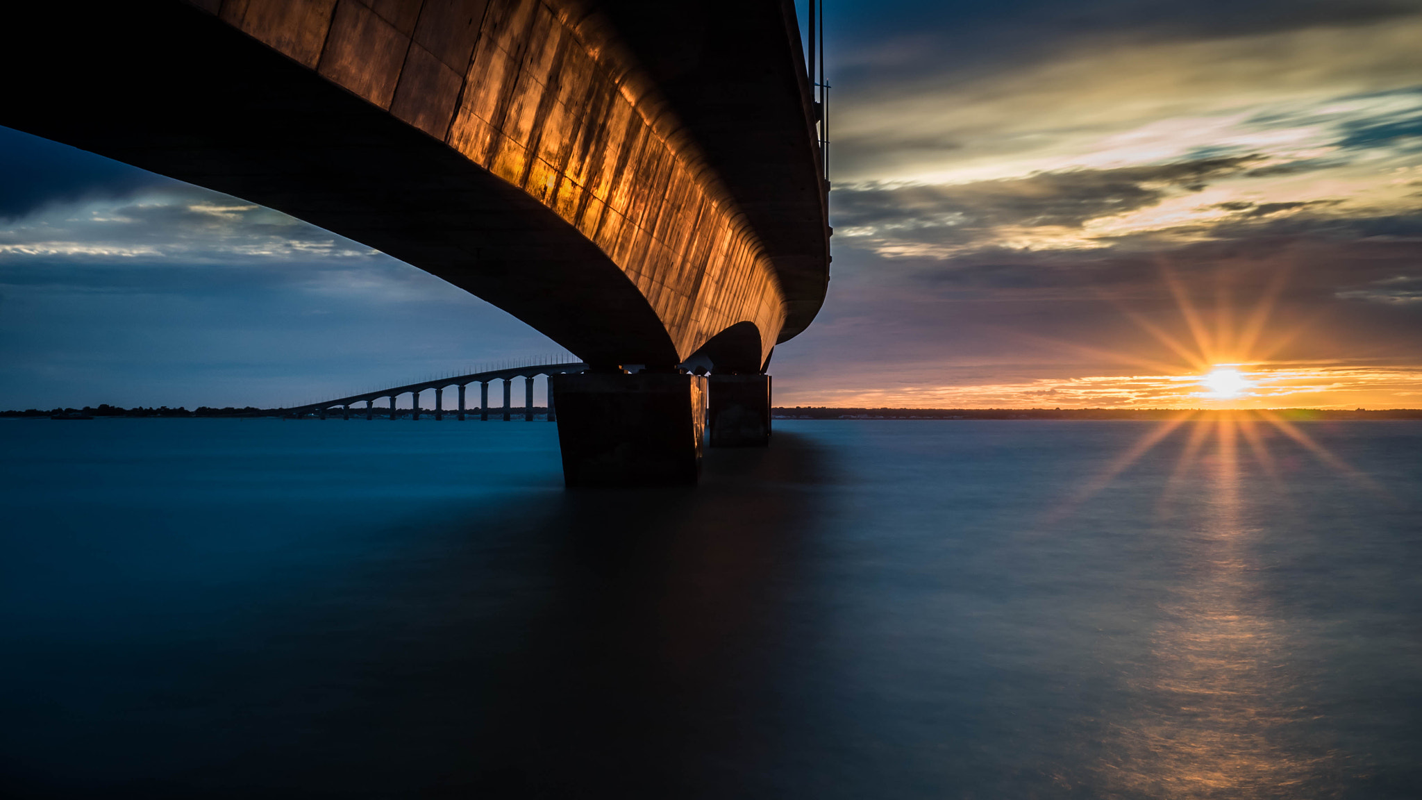 Olympus OM-D E-M5 II + Panasonic Leica DG Summilux 25mm F1.4 II ASPH sample photo. Under the bridge photography
