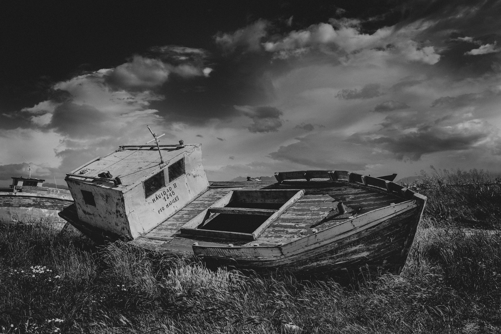 Canon EOS-1D X + Canon EF 35mm F1.4L USM sample photo. Navidad ii abandoned boat. photography