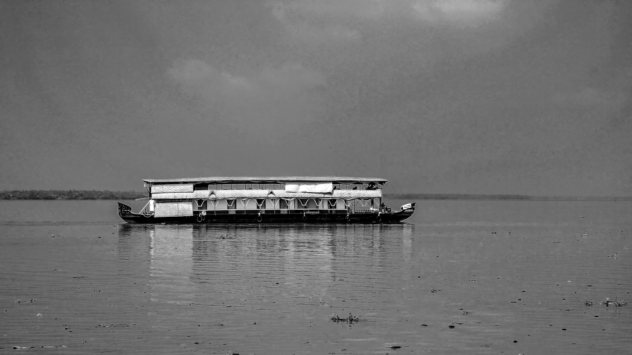 Canon EF-S 18-55mm f/3.5-5.6 USM sample photo. House boat photography