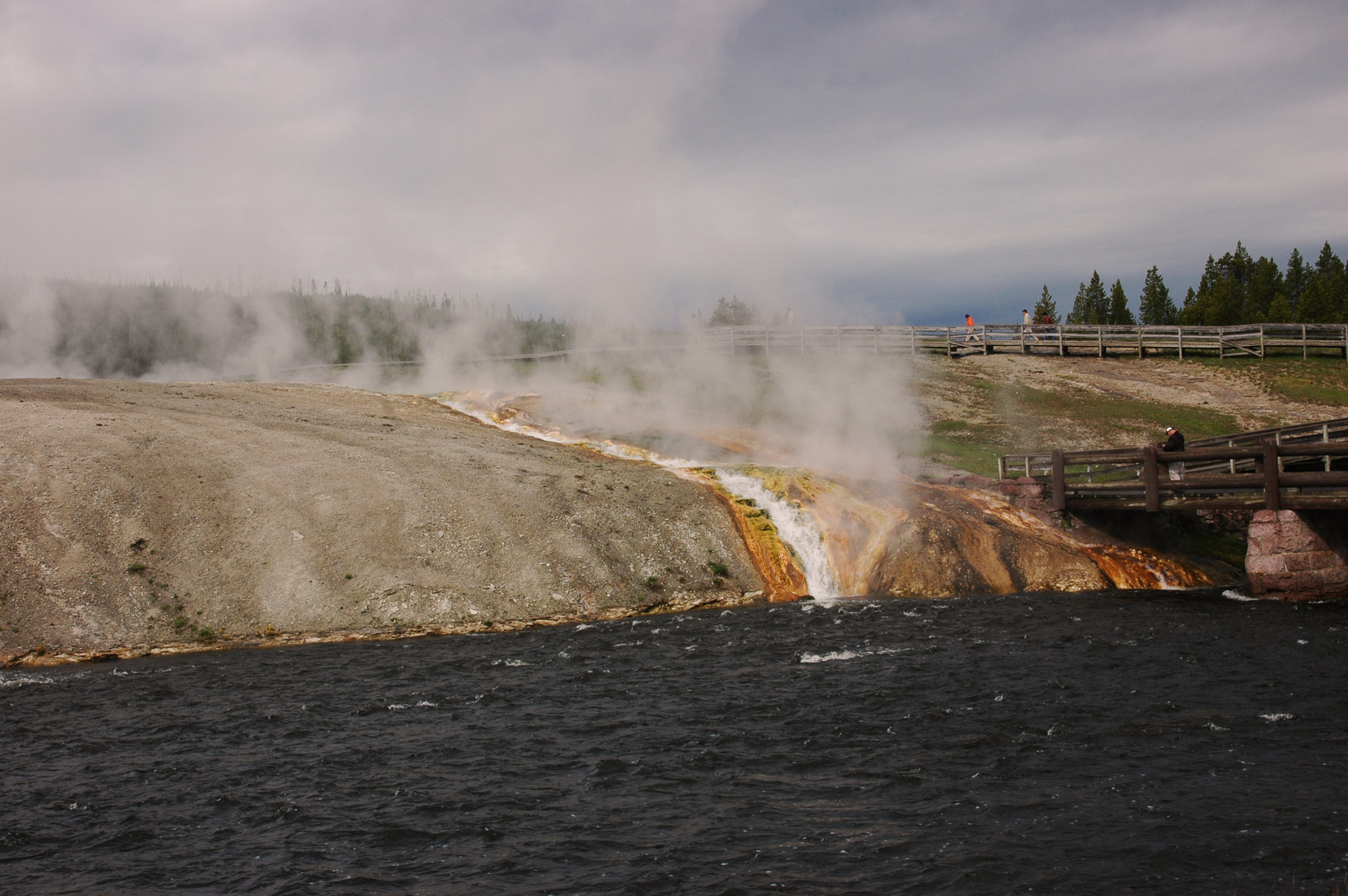 Nikon D70s + AF Zoom-Nikkor 24-120mm f/3.5-5.6D IF sample photo. A hot stream photography