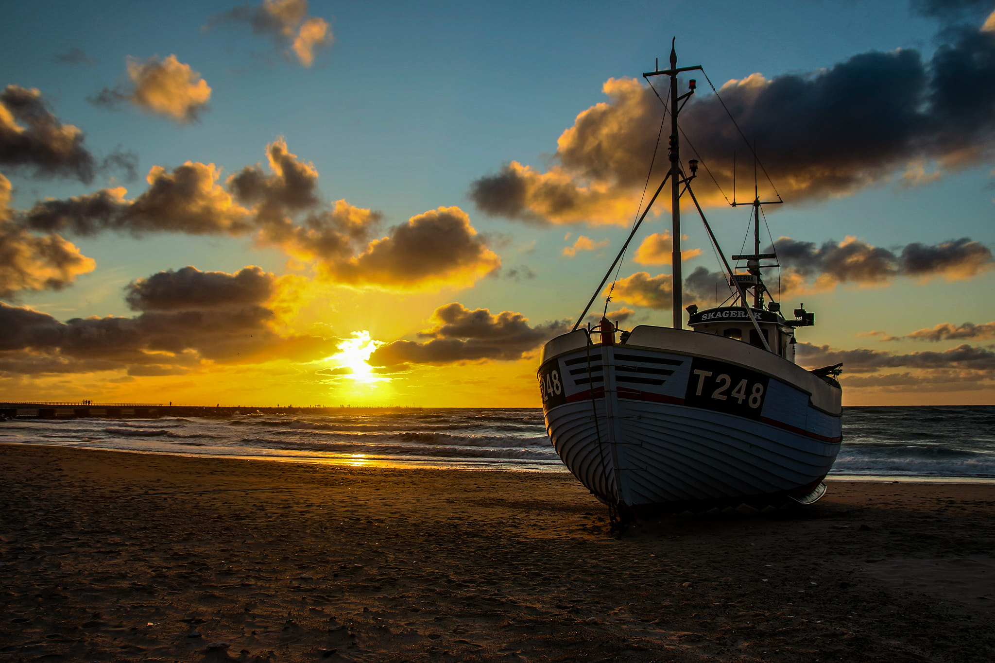 Canon EOS 650D (EOS Rebel T4i / EOS Kiss X6i) sample photo. Stranded boat photography