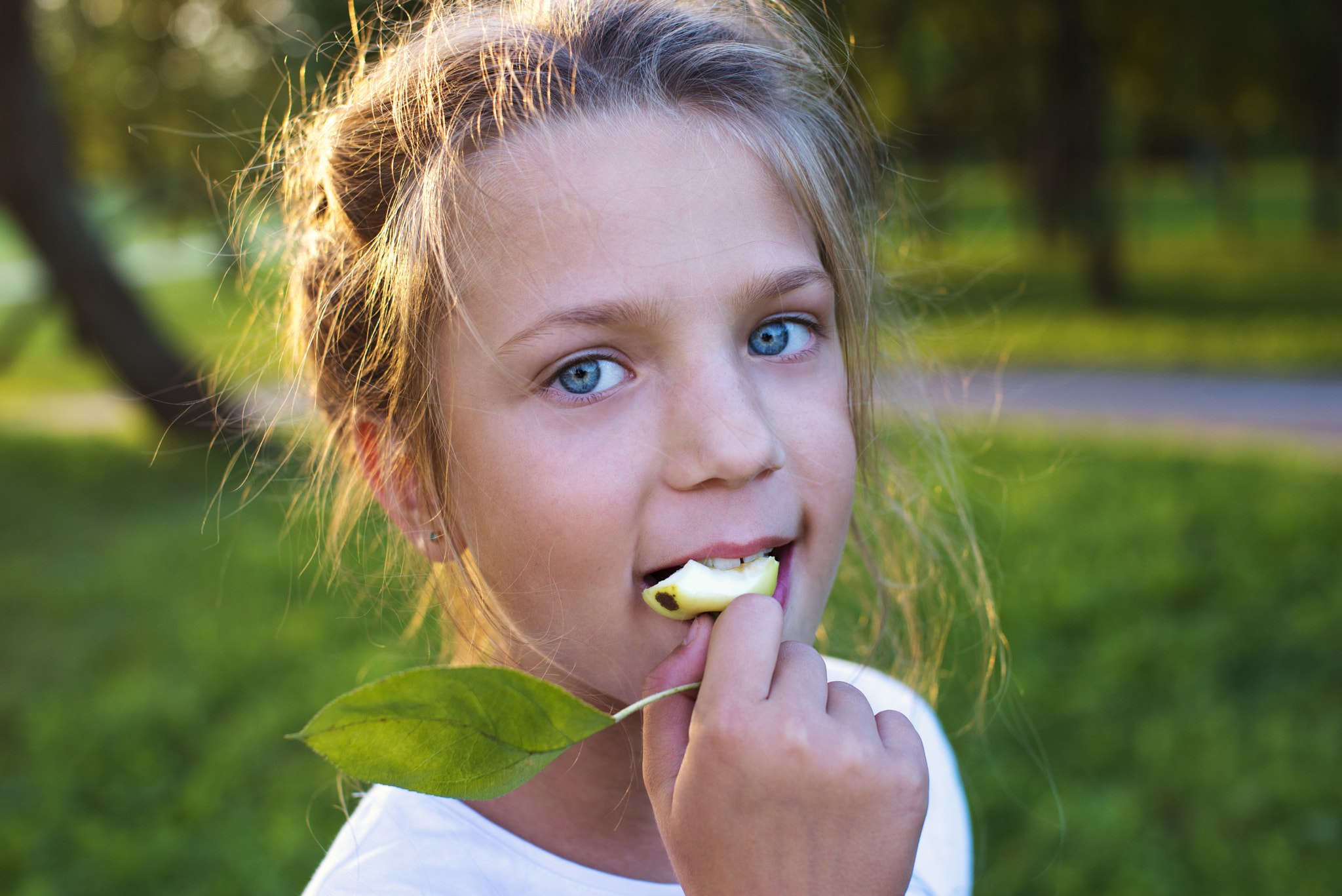 Nikon D800E + Sigma 50mm F1.4 EX DG HSM sample photo. Girl eating apple photography