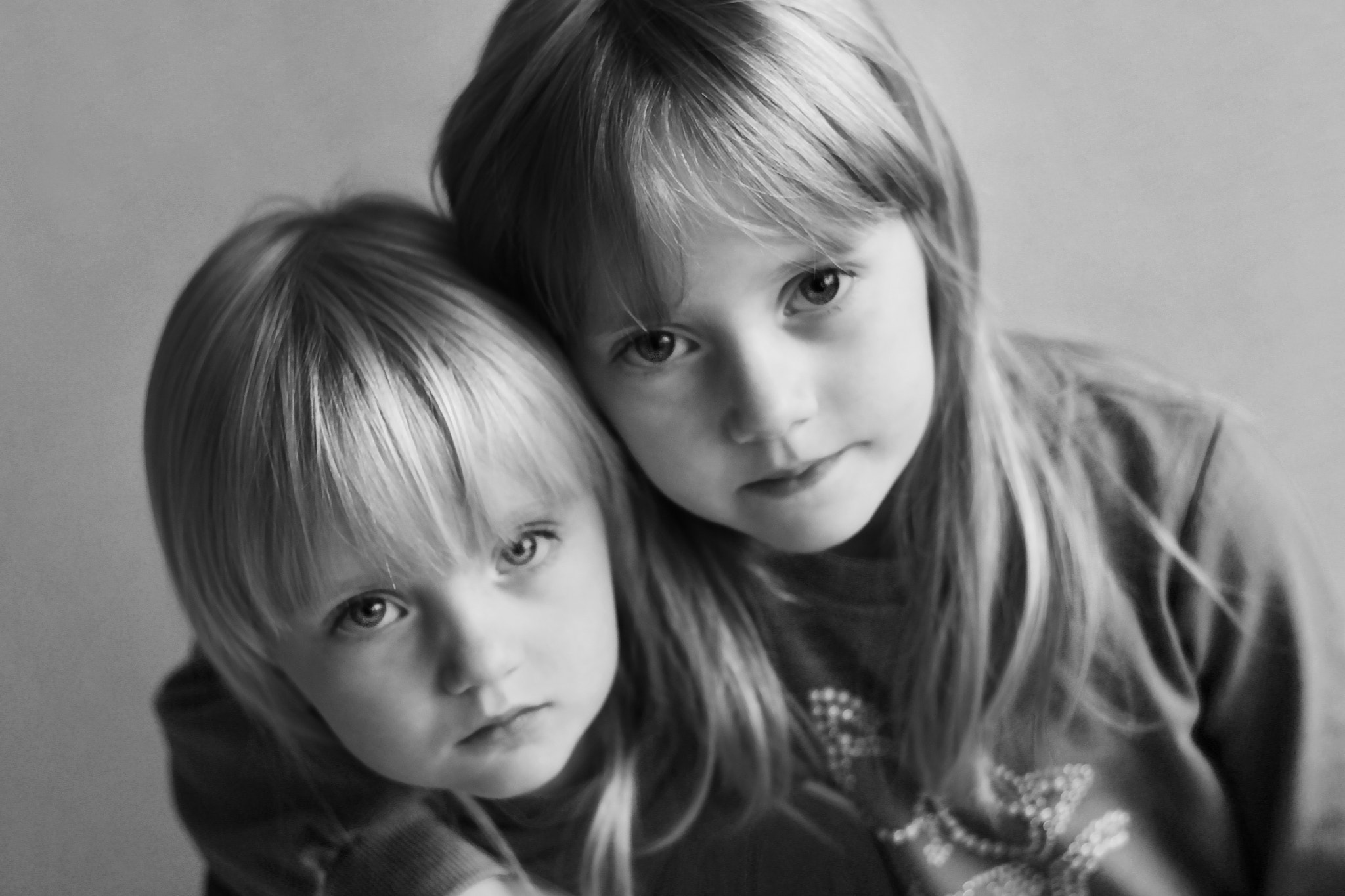 Canon EOS 1000D (EOS Digital Rebel XS / EOS Kiss F) sample photo. Sisters photography