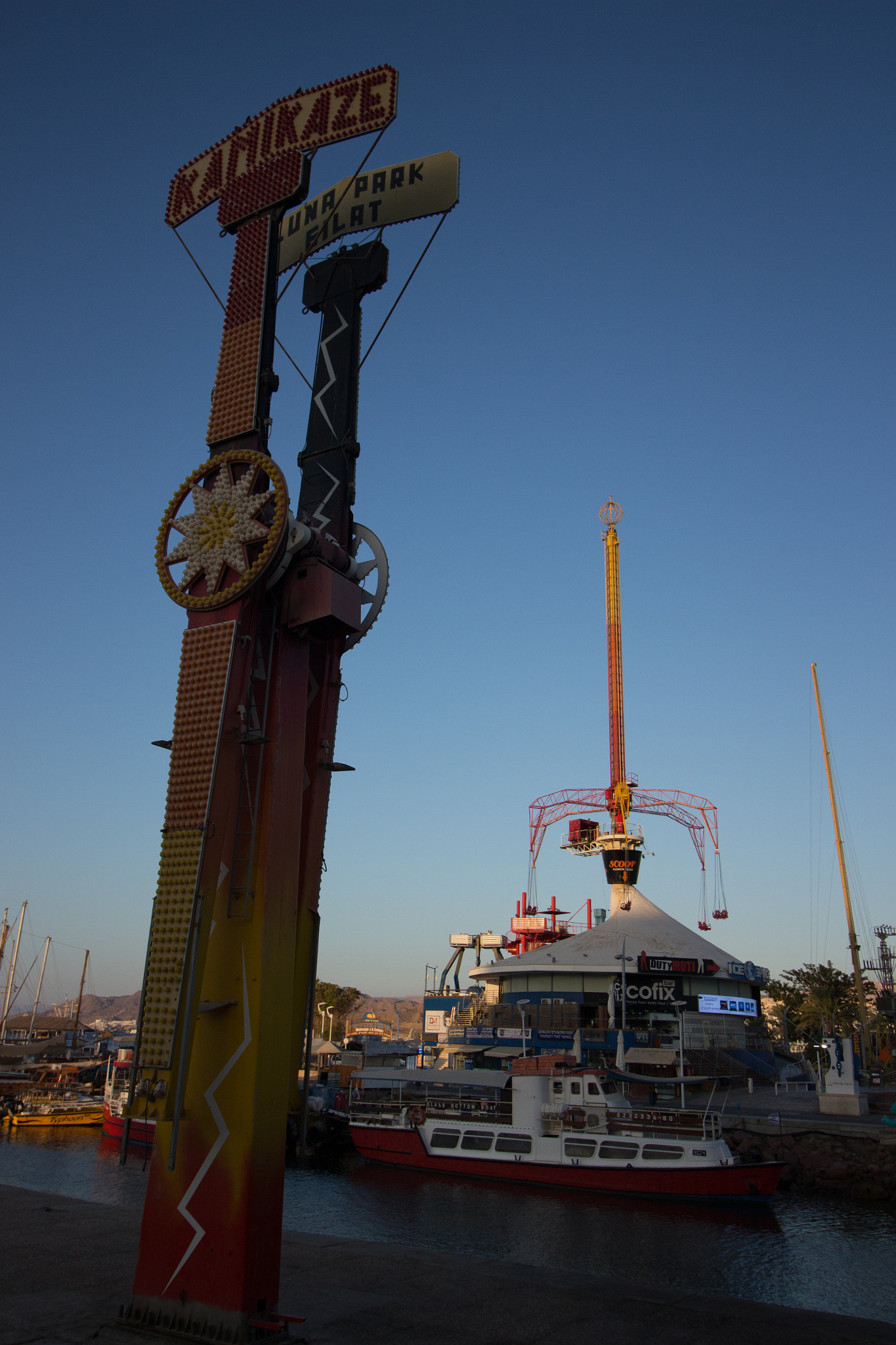 Canon EOS 700D (EOS Rebel T5i / EOS Kiss X7i) sample photo. The old kamikaza @ eilat's esplanade photography
