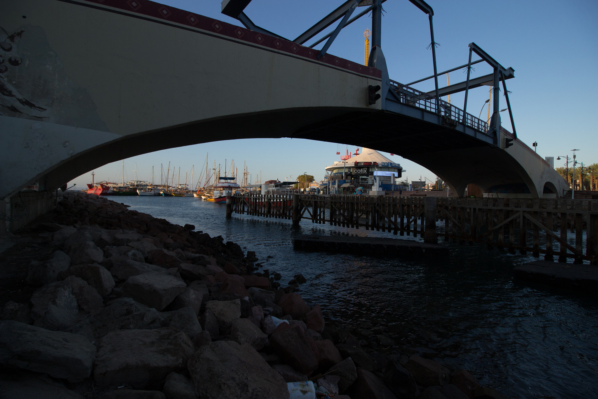 Canon EOS 700D (EOS Rebel T5i / EOS Kiss X7i) + Canon EF-S 10-18mm F4.5–5.6 IS STM sample photo. The boat bridge @ eilat's esplanade photography