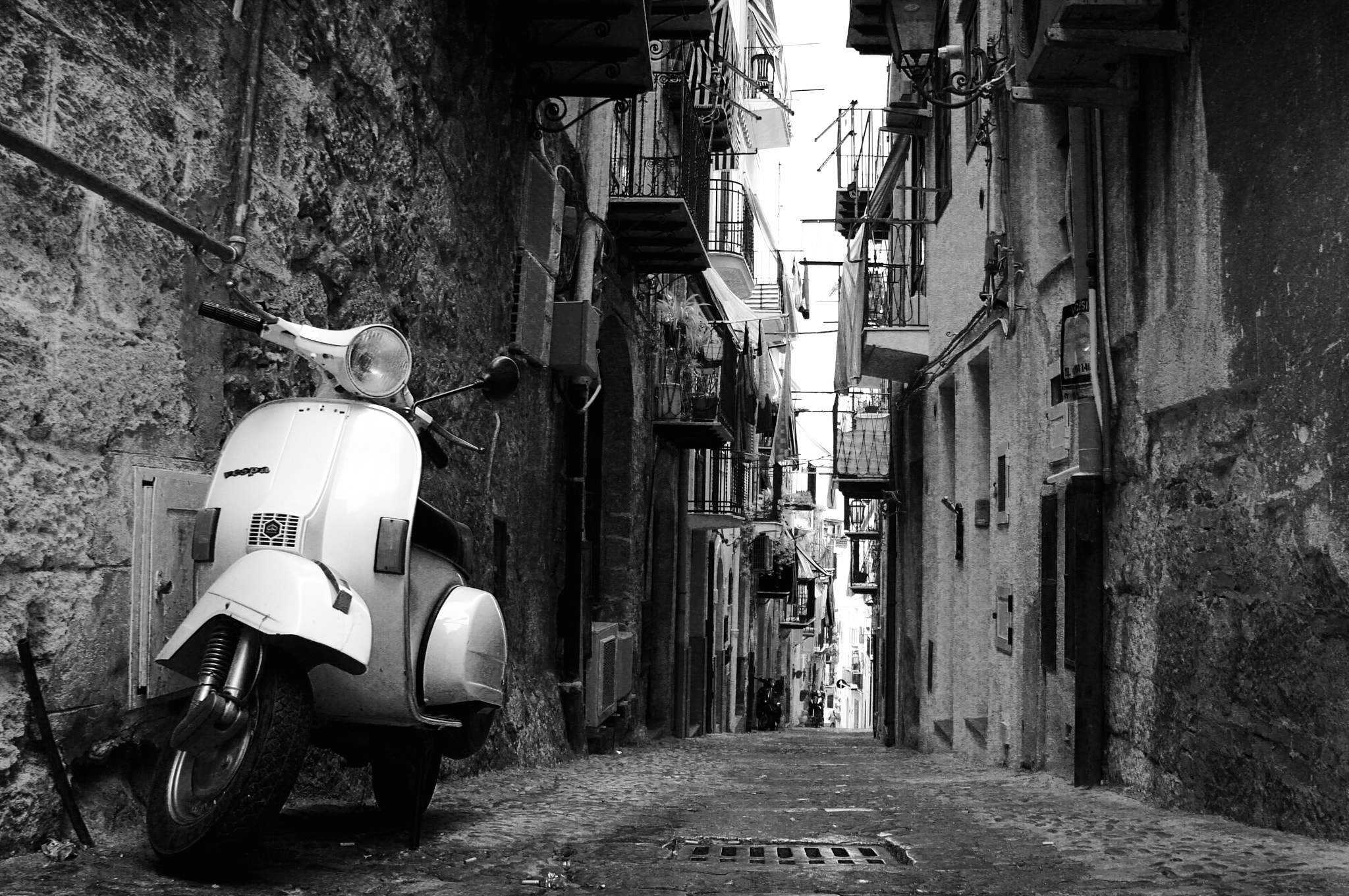 Tamron 18-200mm F3.5-6.3 Di III VC sample photo. Narrow street cefalu, italy photography