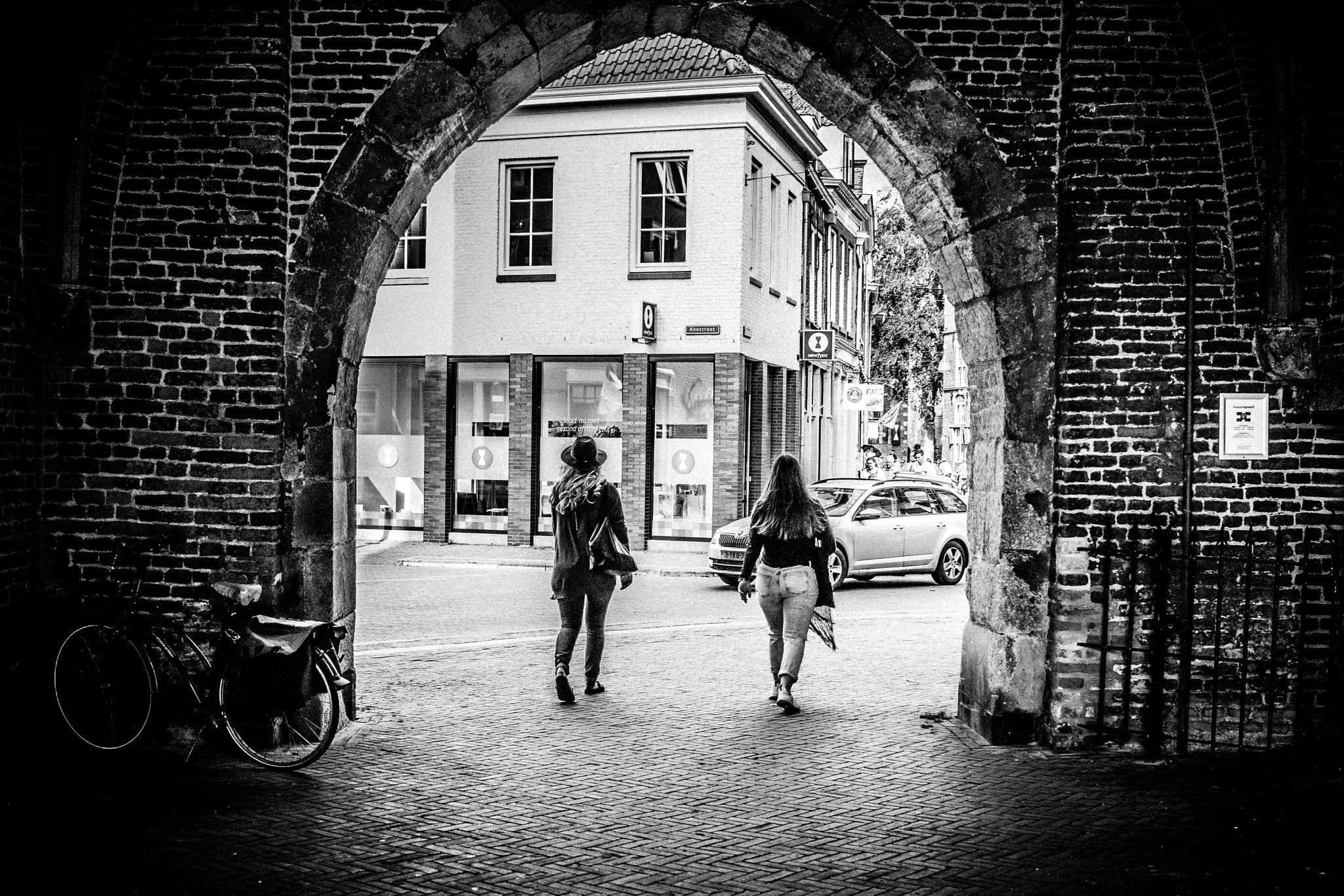 Canon EOS 500D (EOS Rebel T1i / EOS Kiss X3) + Canon EF-S 24mm F2.8 STM sample photo. Under the arch of sassenpoort ~ zwolle photography