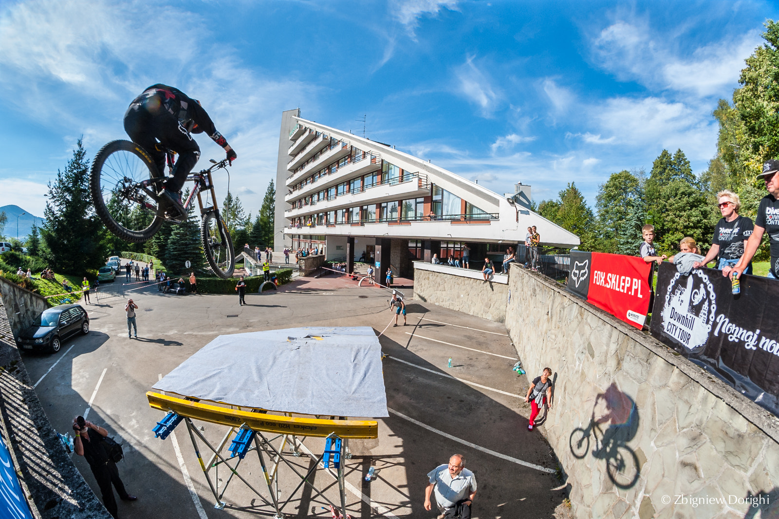 Nikon D700 + Samyang 8mm F3.5 Aspherical IF MC Fisheye sample photo. Urban downhill photography