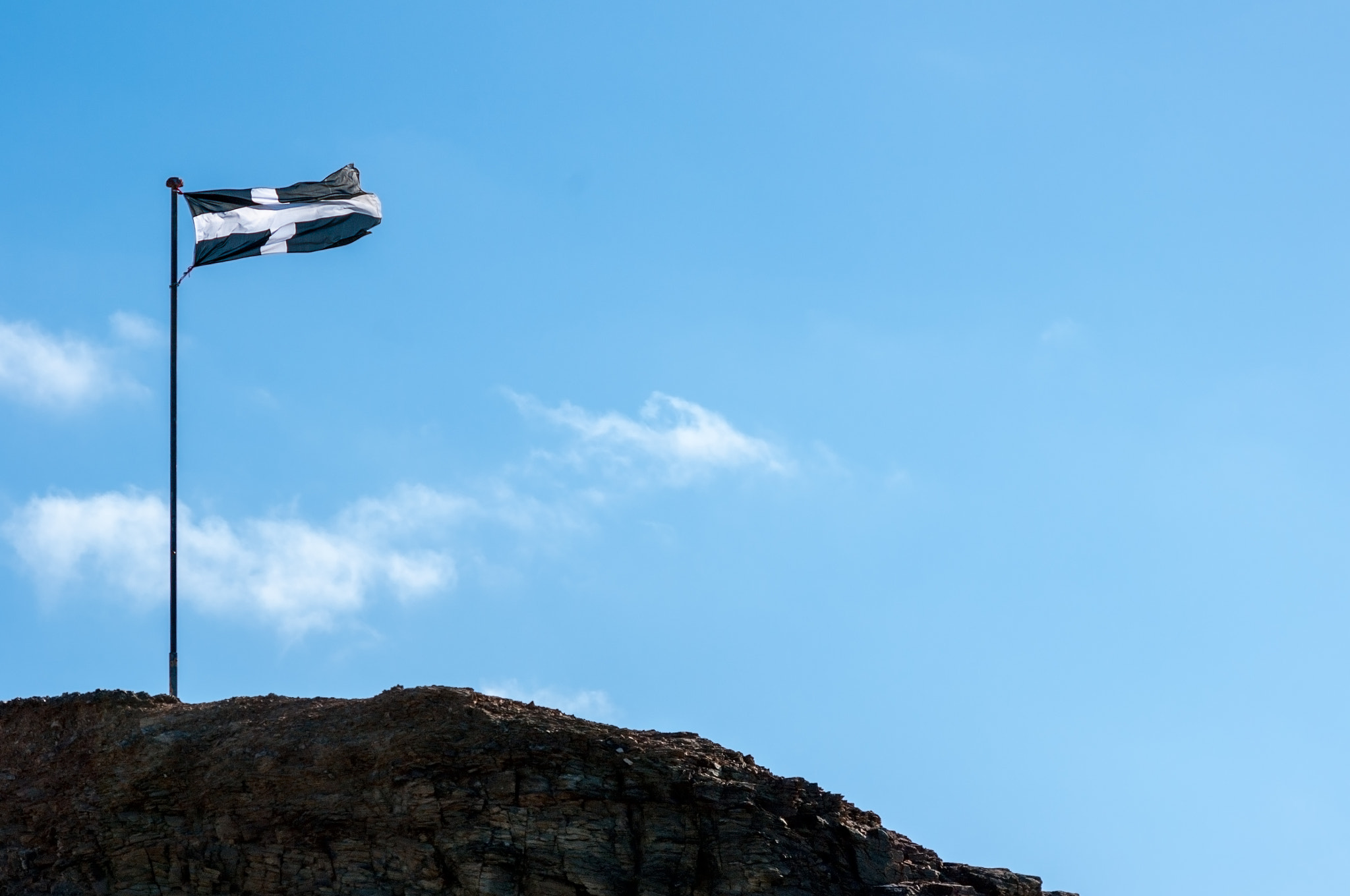 Pentax K-7 + Pentax smc DA 55-300mm F4.0-5.8 ED sample photo. Cornish flag photography