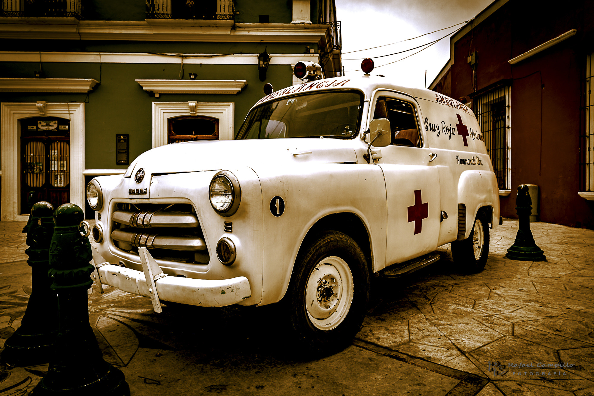 Canon EF 24mm F2.8 IS USM sample photo. Ambulancia en huamantla, méxico photography