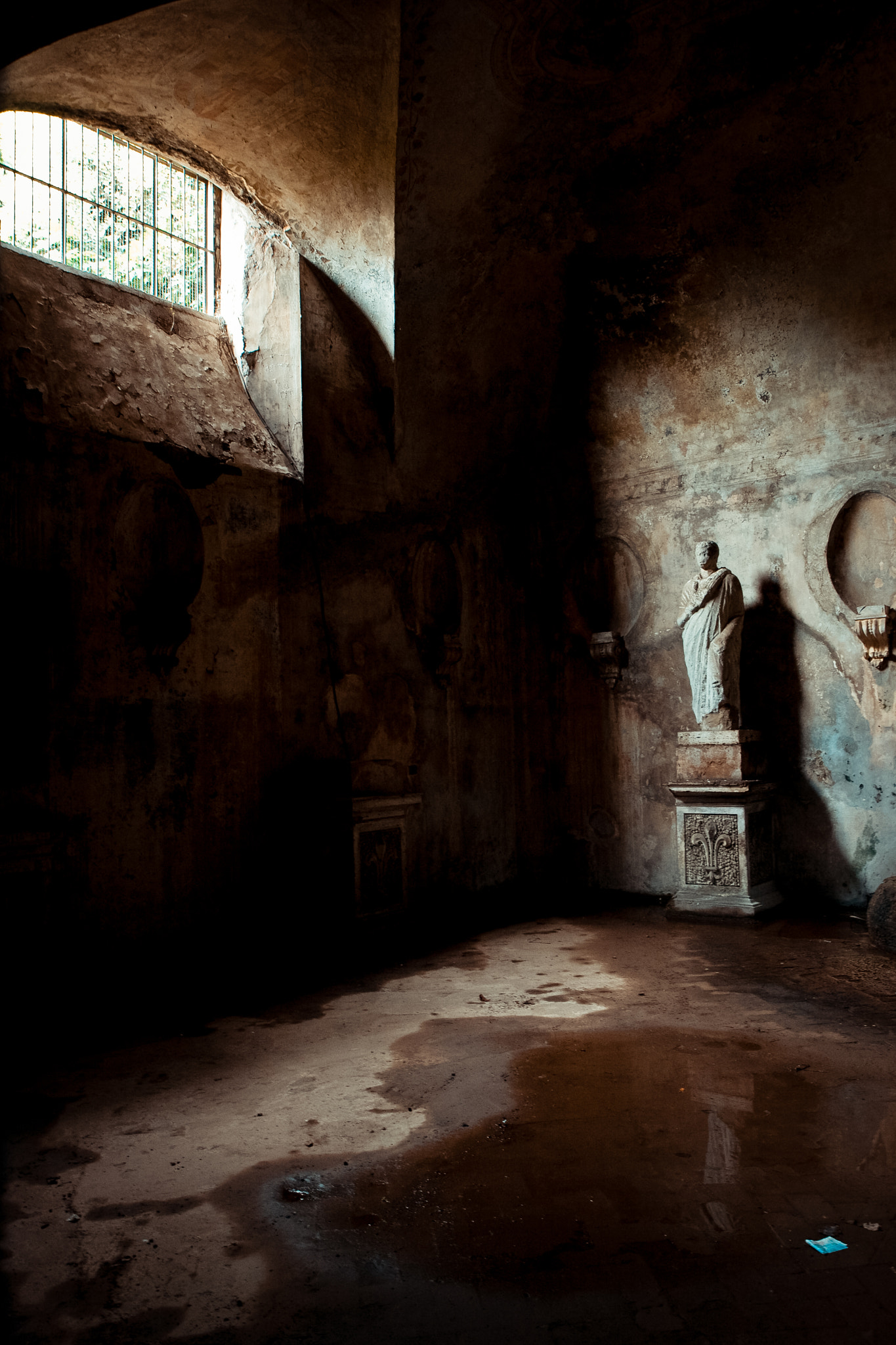 Canon EF-S 17-55mm F2.8 IS USM sample photo. Roman room photography