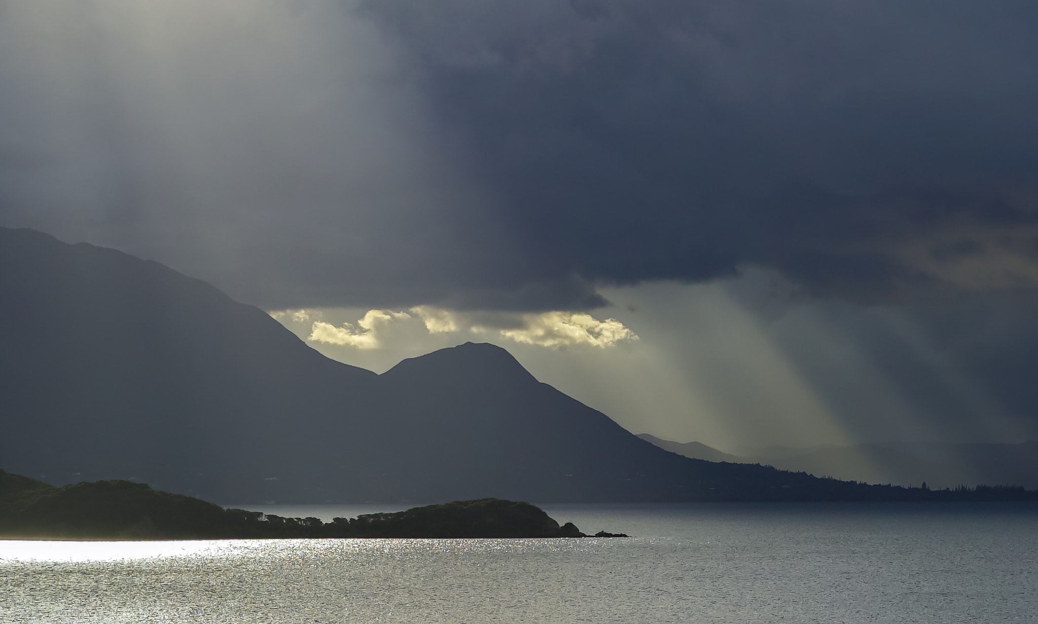 Sony FE 85mm F1.4 GM sample photo. Morning light, seascape. photography