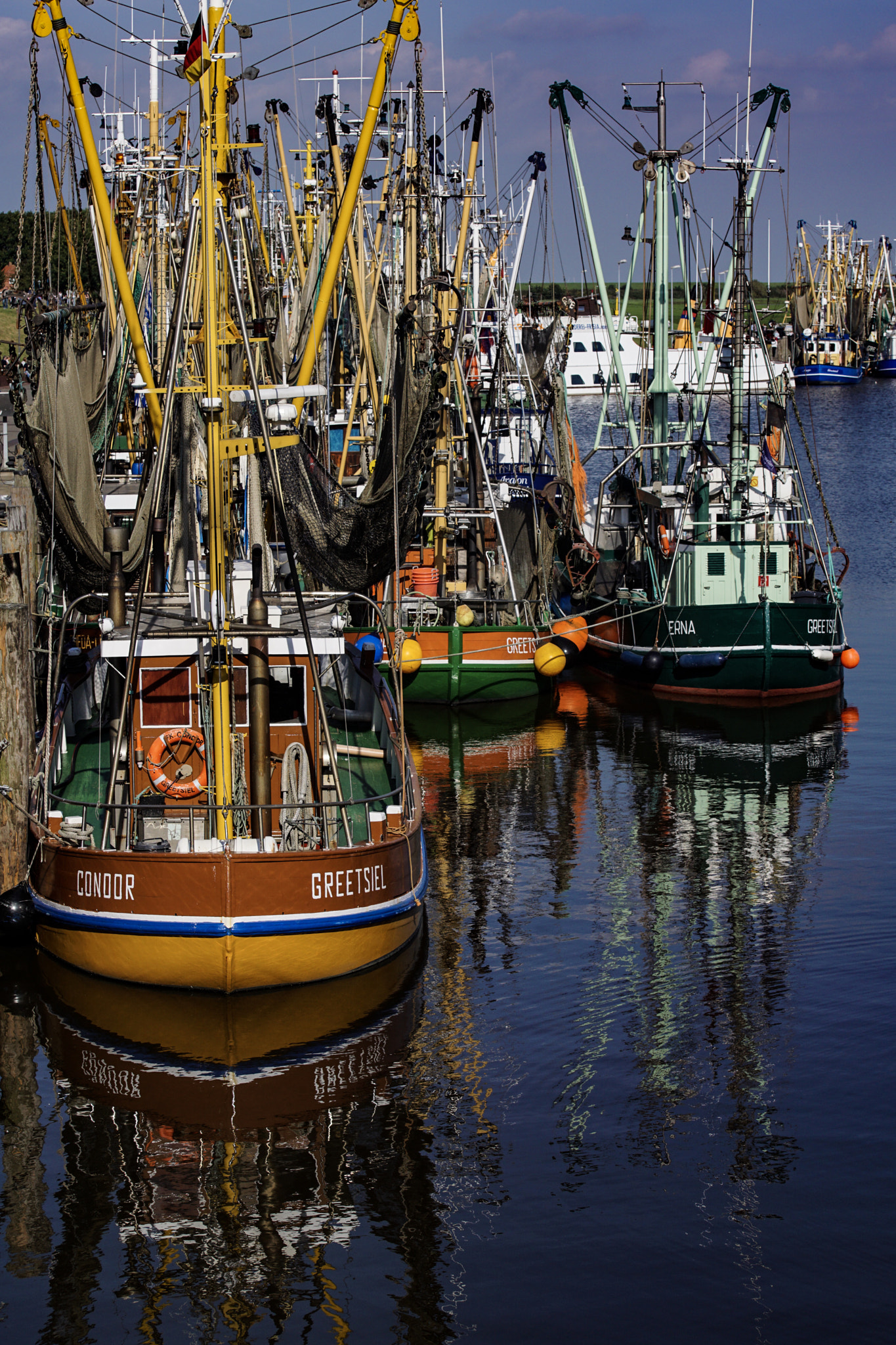 Sony DT 55-300mm F4.5-5.6 SAM sample photo. Greetsiel in farbe und bunt photography