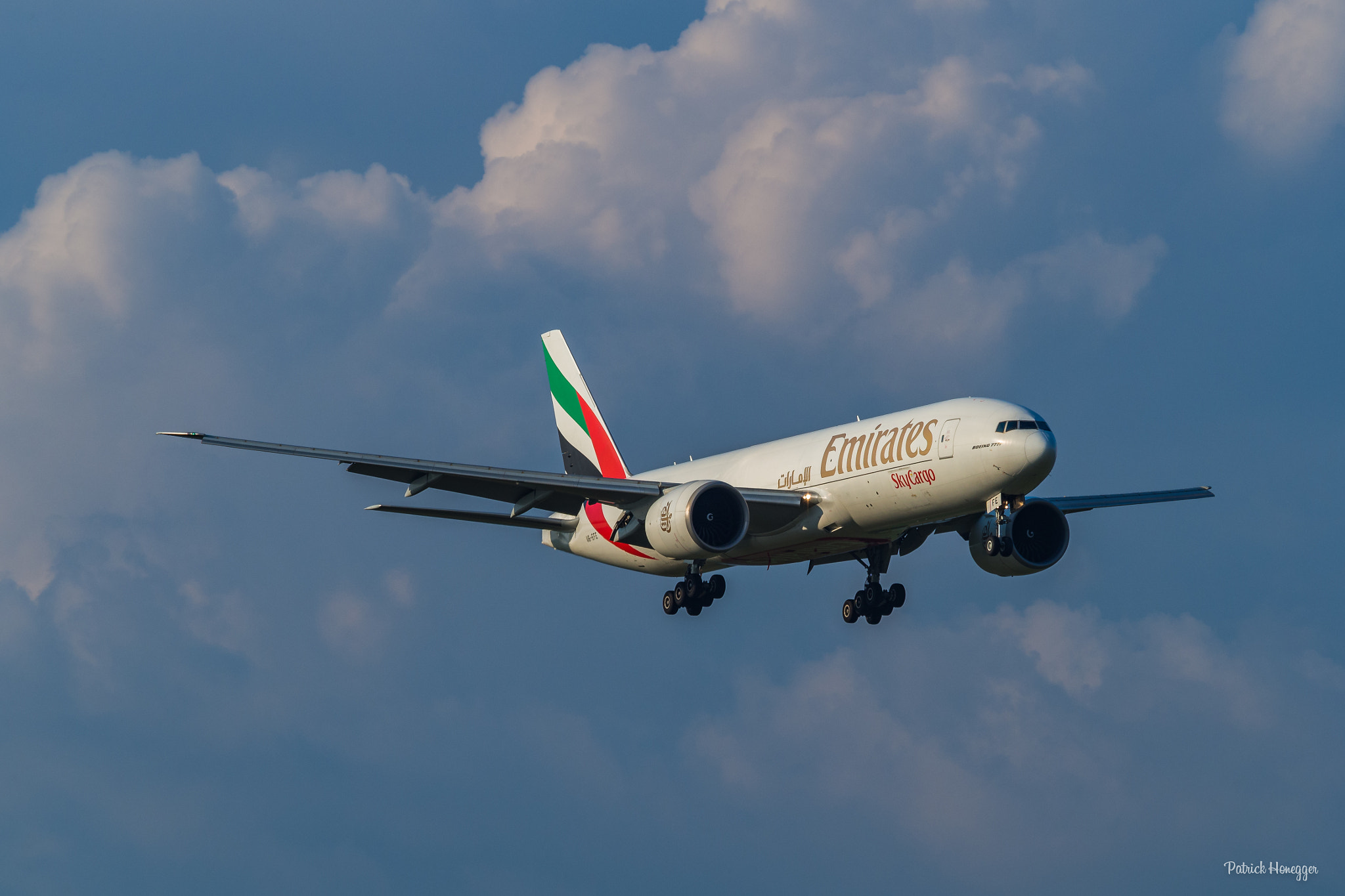 Olympus OM-D E-M10 sample photo. Boeing b777 | a6-efe | emirates skycargo | 26.09.2016 in zürich (zrh) photography