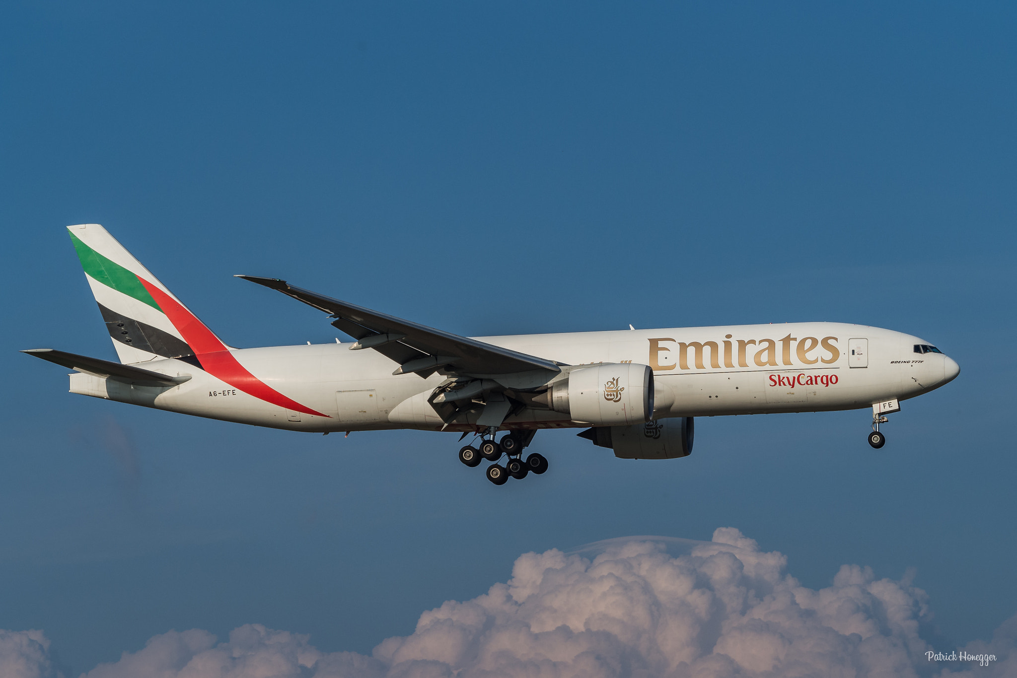 Olympus OM-D E-M10 + Olympus M.Zuiko Digital ED 40-150mm F2.8 Pro sample photo. Boeing b777 | a6-efe | emirates skycargo | 26.09.2016 in zürich (zrh) photography