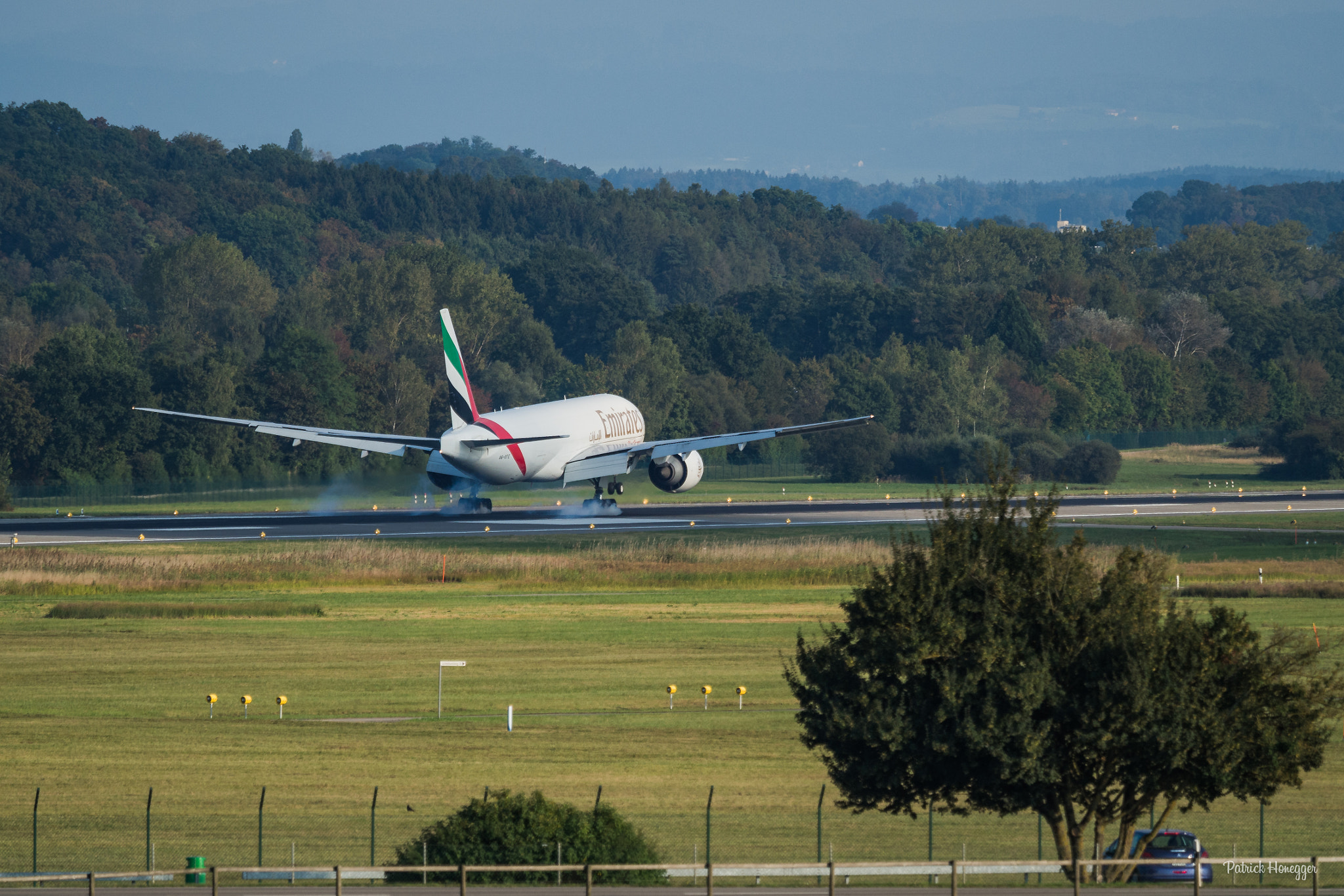 Olympus OM-D E-M10 + Olympus M.Zuiko Digital ED 40-150mm F2.8 Pro sample photo. Boeing b777 | a6-efe | emirates skycargo | 26.09.2016 in zürich (zrh) photography