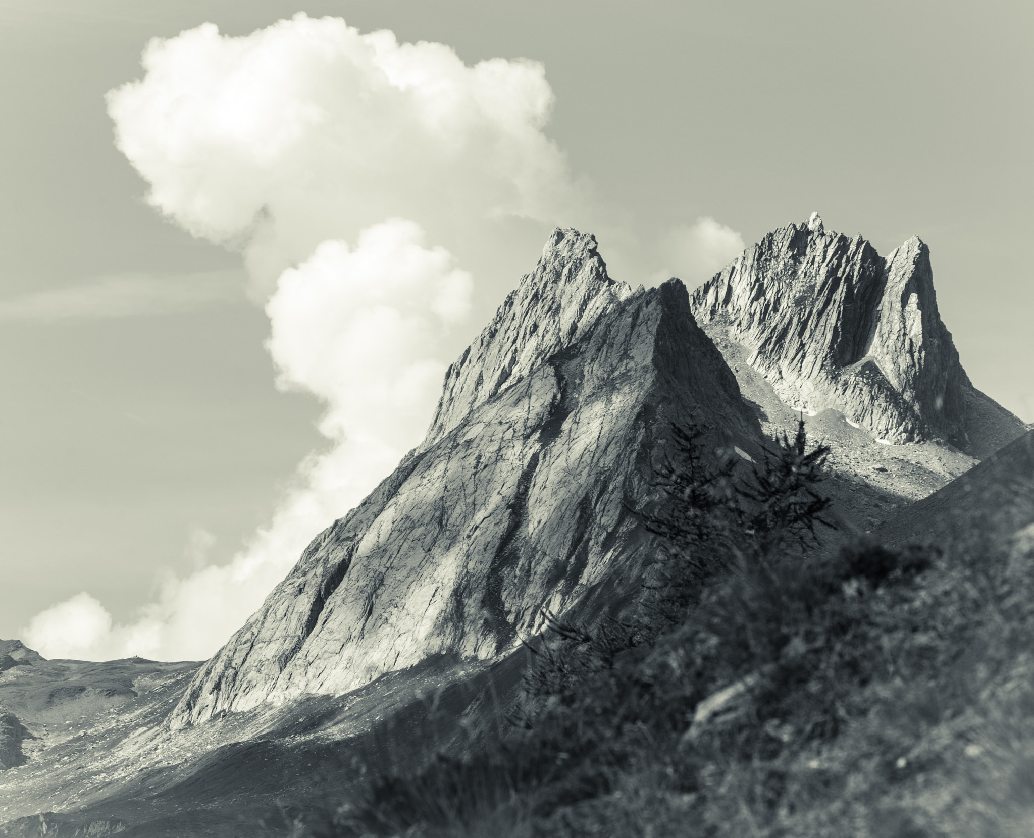 AF Zoom-Nikkor 75-300mm f/4.5-5.6 sample photo. Peak and cloud photography