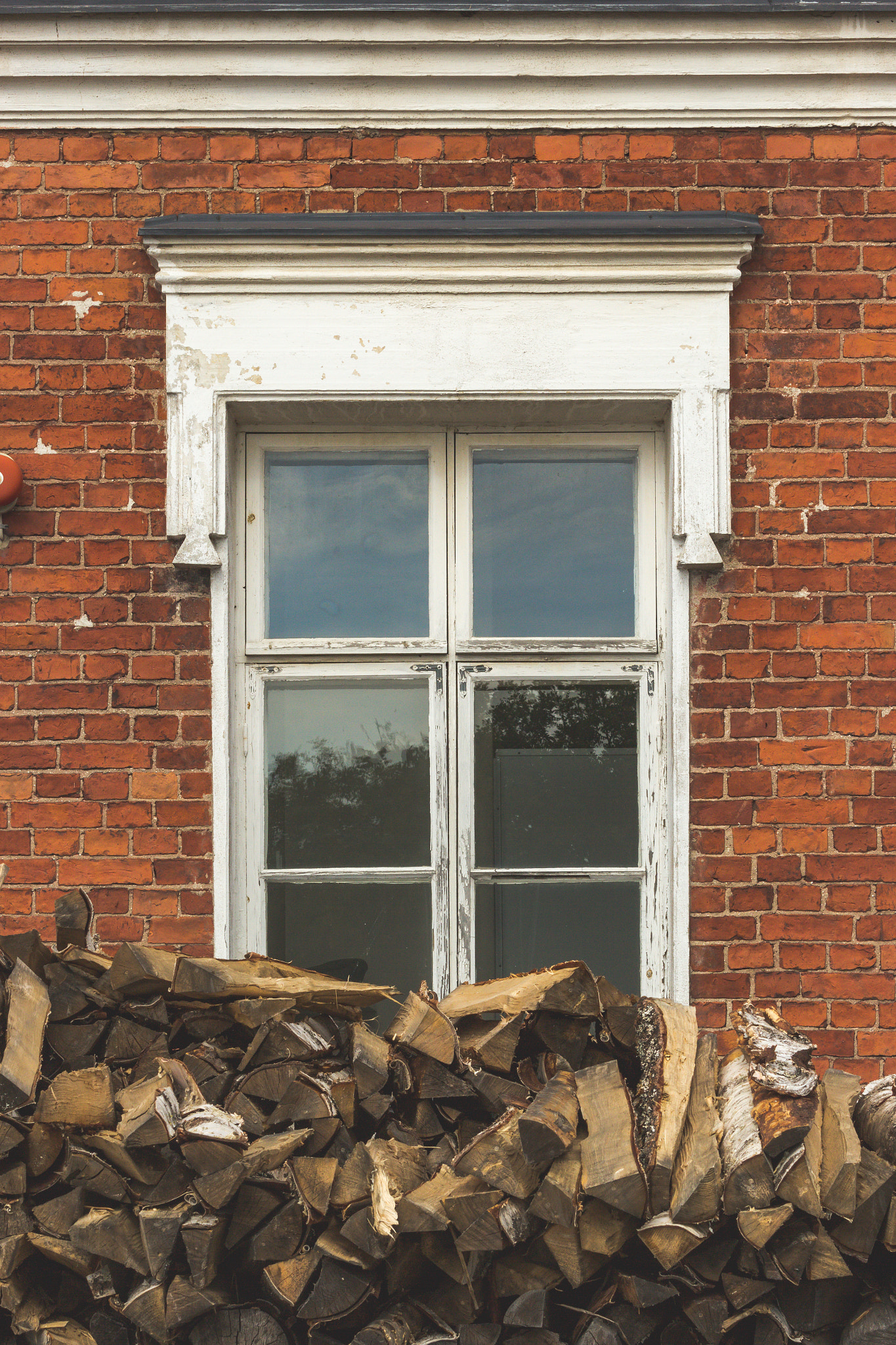Sigma 70-200mm F2.8 EX DG OS HSM sample photo. Wood & window photography
