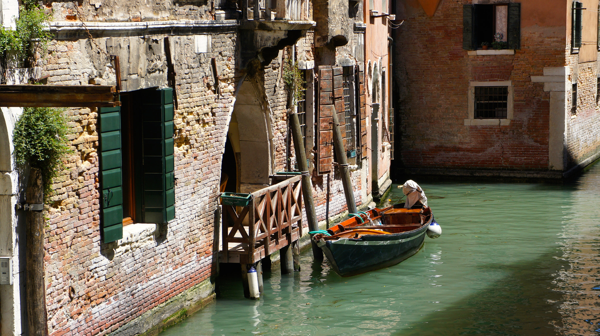 Sony Alpha NEX-5 + Sony E 18-55mm F3.5-5.6 OSS sample photo. Venice canal photography