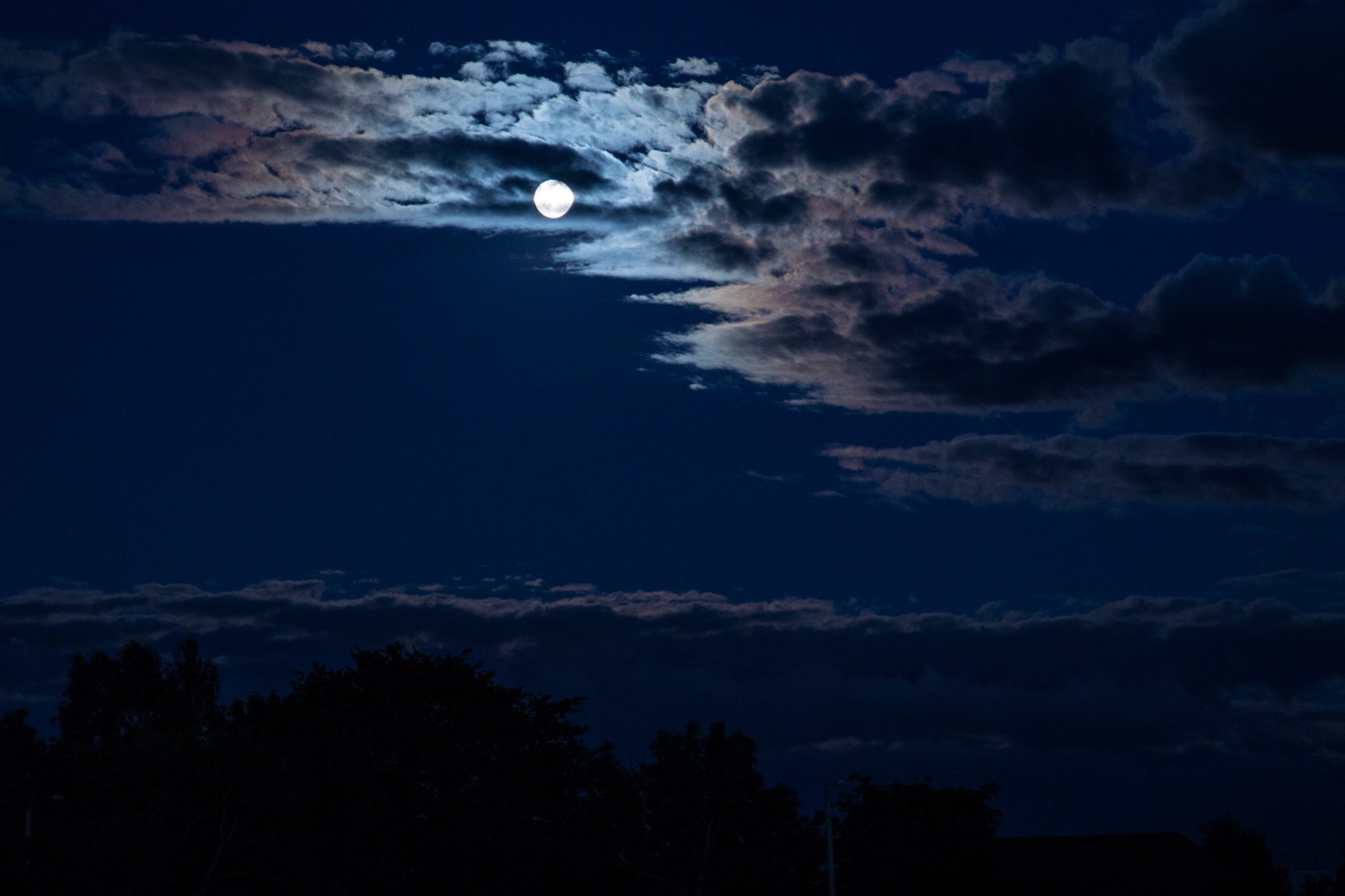Canon EOS 80D + Sigma 24-70mm F2.8 EX DG Macro sample photo. Cloudy moon photography