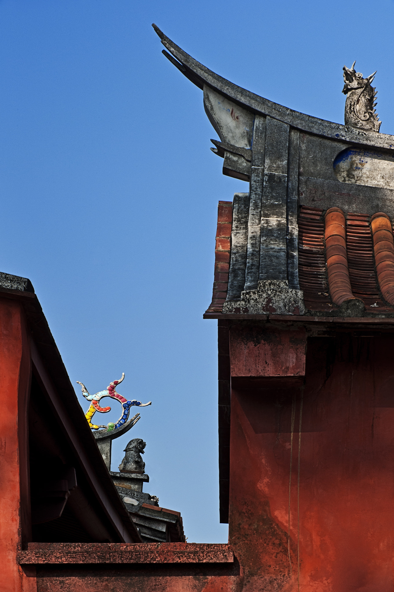 AF Zoom-Nikkor 75-300mm f/4.5-5.6 sample photo. Taiwan temple structure photography