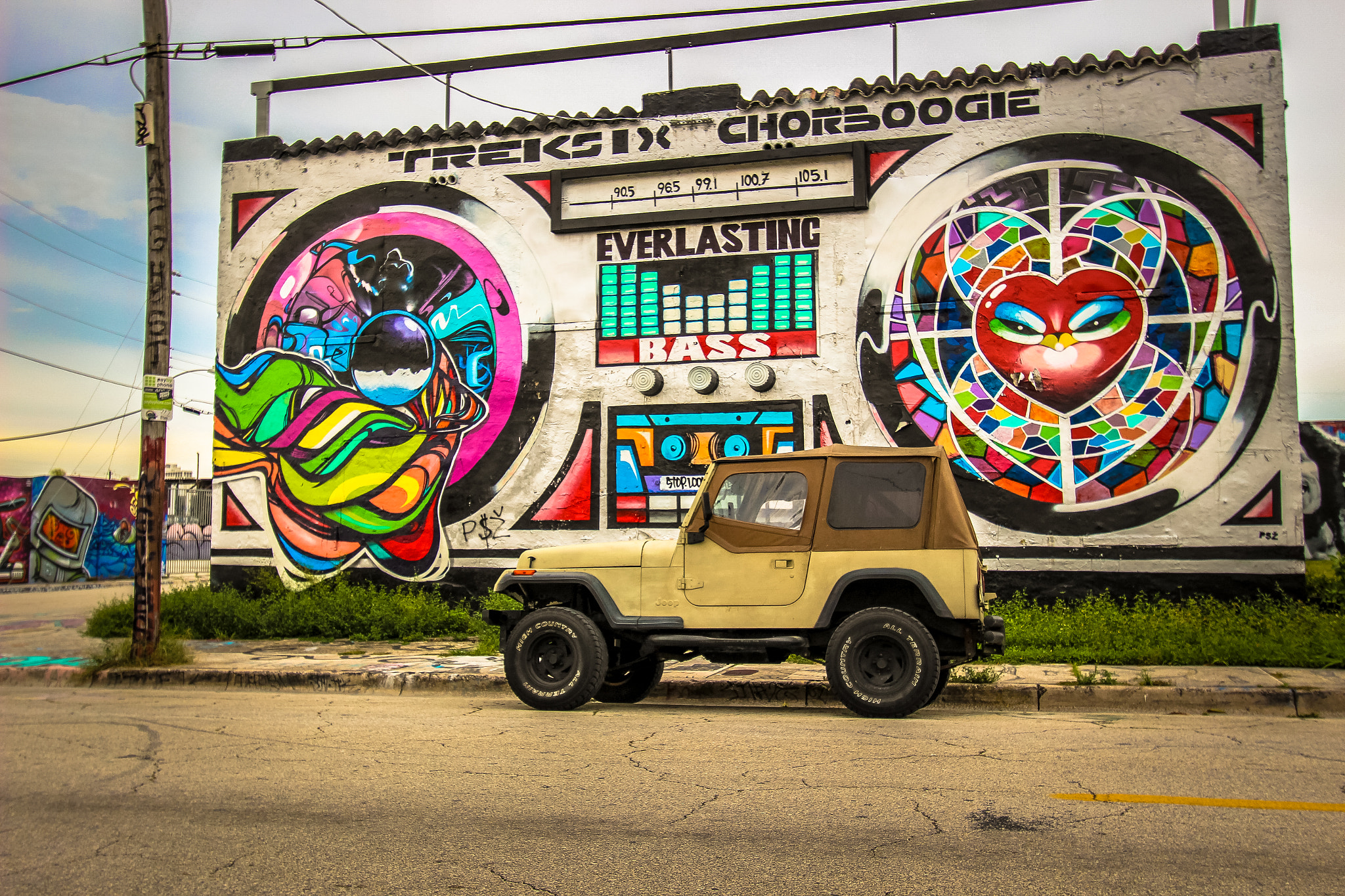 Canon EOS 100D (EOS Rebel SL1 / EOS Kiss X7) sample photo. Graffiti jeep photography