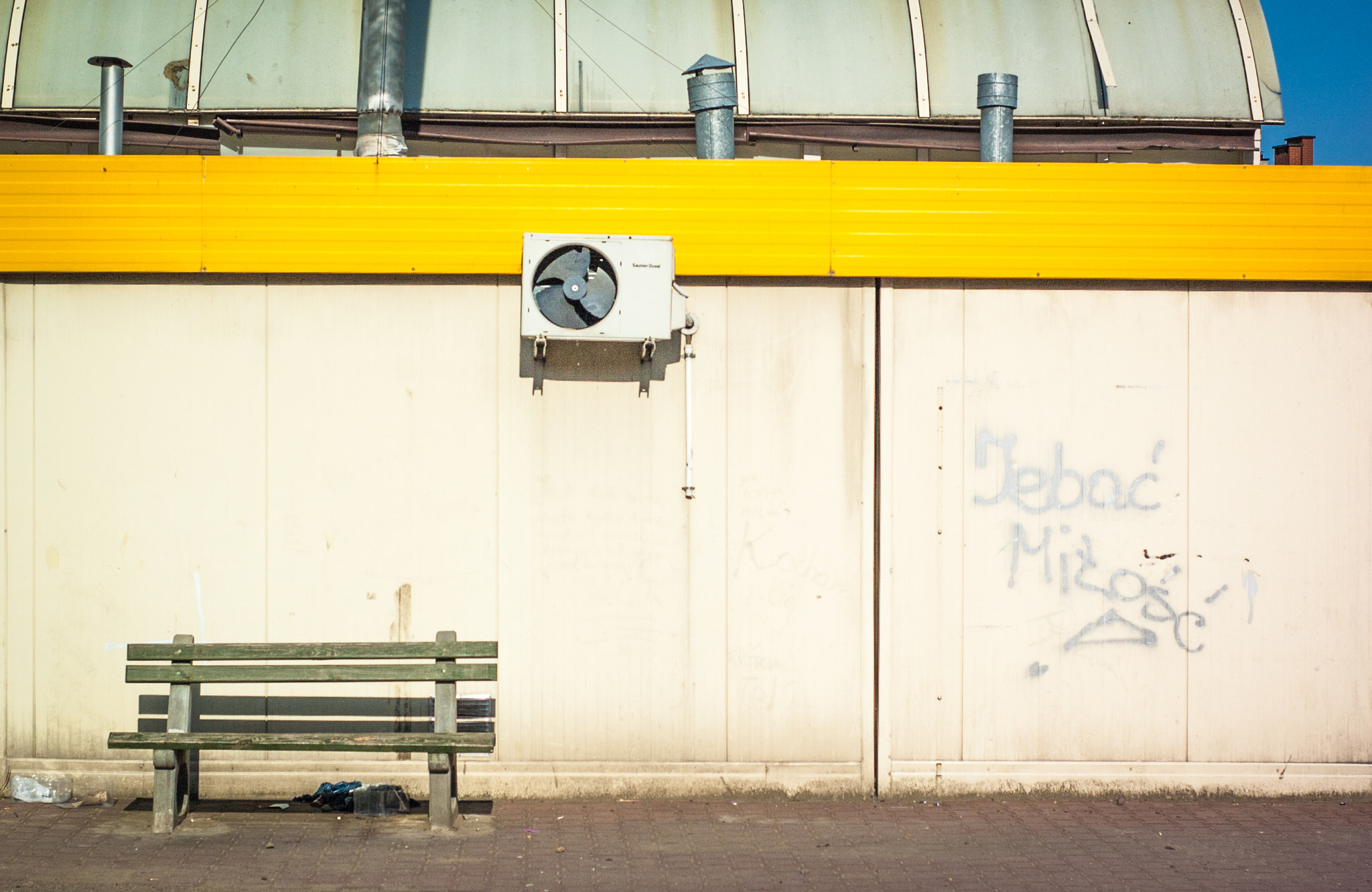 Nikon D70 + Nikon AF Nikkor 50mm F1.8D sample photo. //bench photography