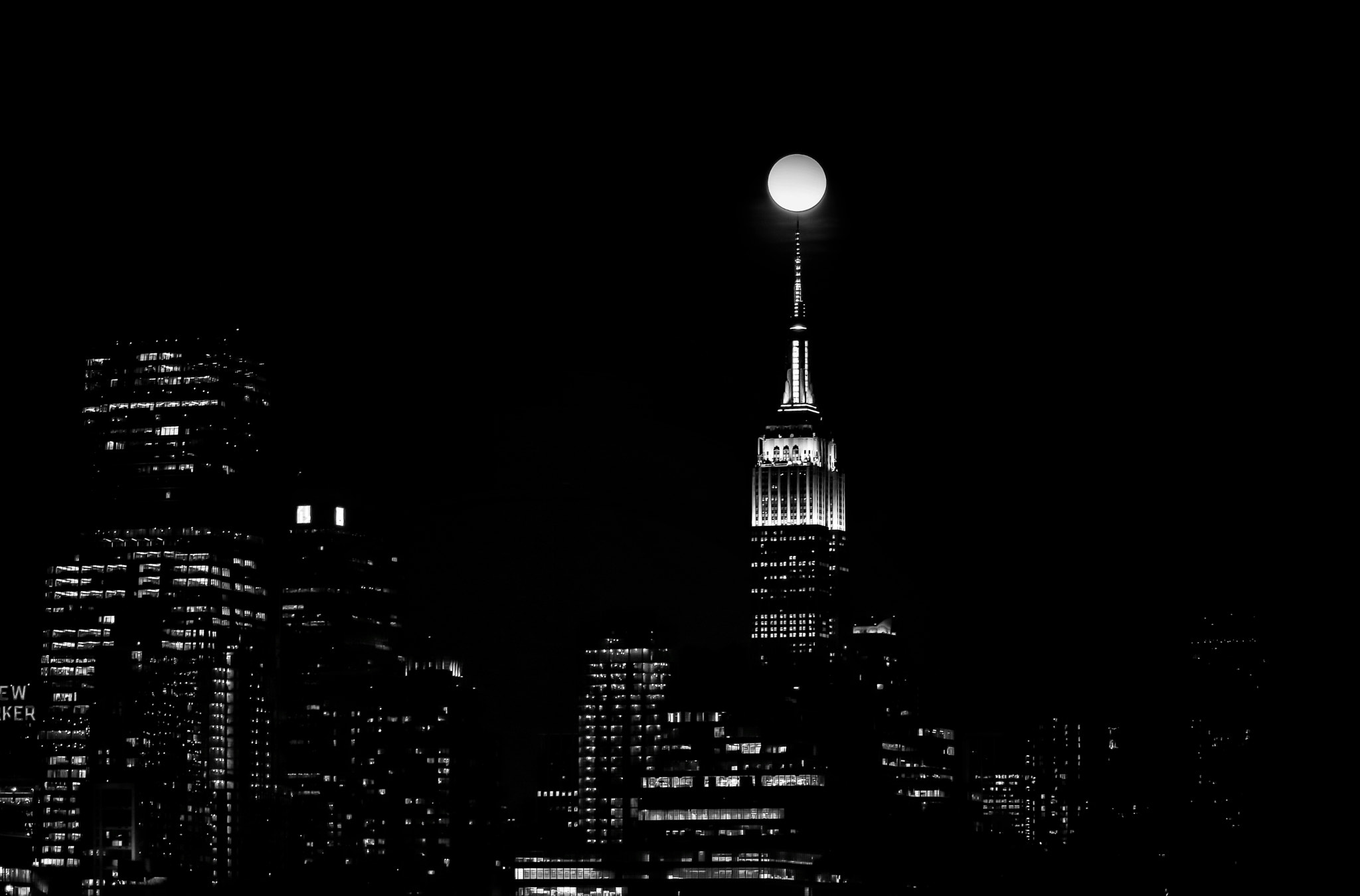 Canon EOS 5D Mark IV + Canon EF 100-400mm F4.5-5.6L IS II USM sample photo. Mid autumn moon @ empire state building photography