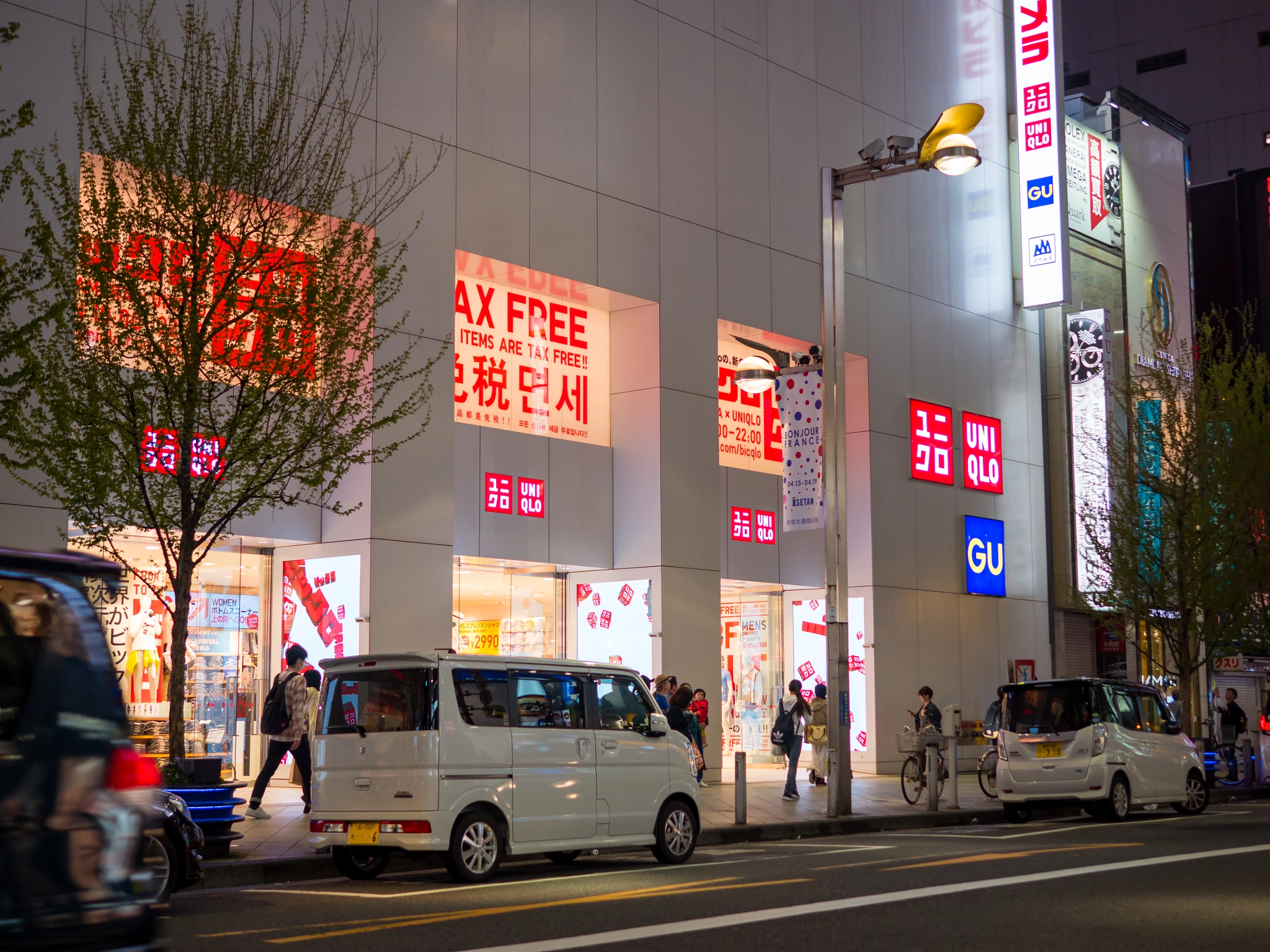 Panasonic Lumix DMC-GH4 + Panasonic Leica DG Summilux 25mm F1.4 II ASPH sample photo. Uniqlo at shinjuku photography