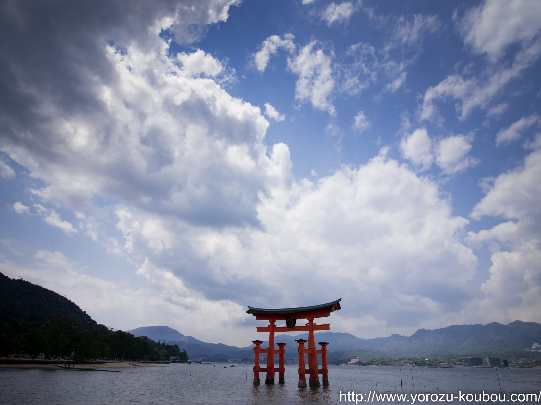 Panasonic Lumix DMC-GH2 + OLYMPUS DIGITAL 11-22mm Lens sample photo. Itsukushima shrine photography