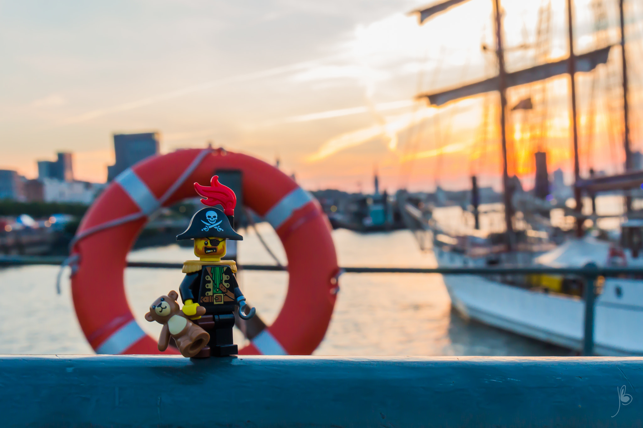 Canon EF 24-70mm F4L IS USM sample photo. Teddy the pirate and hamburg sunrise photography