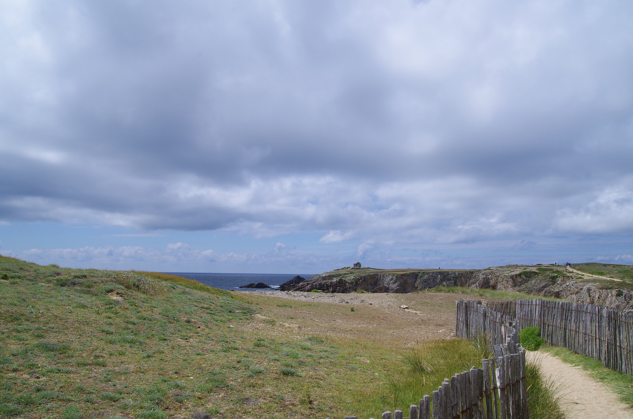 Pentax smc DA 18-270mm F3.5-6.3 ED SDM sample photo. Beyond the fence photography