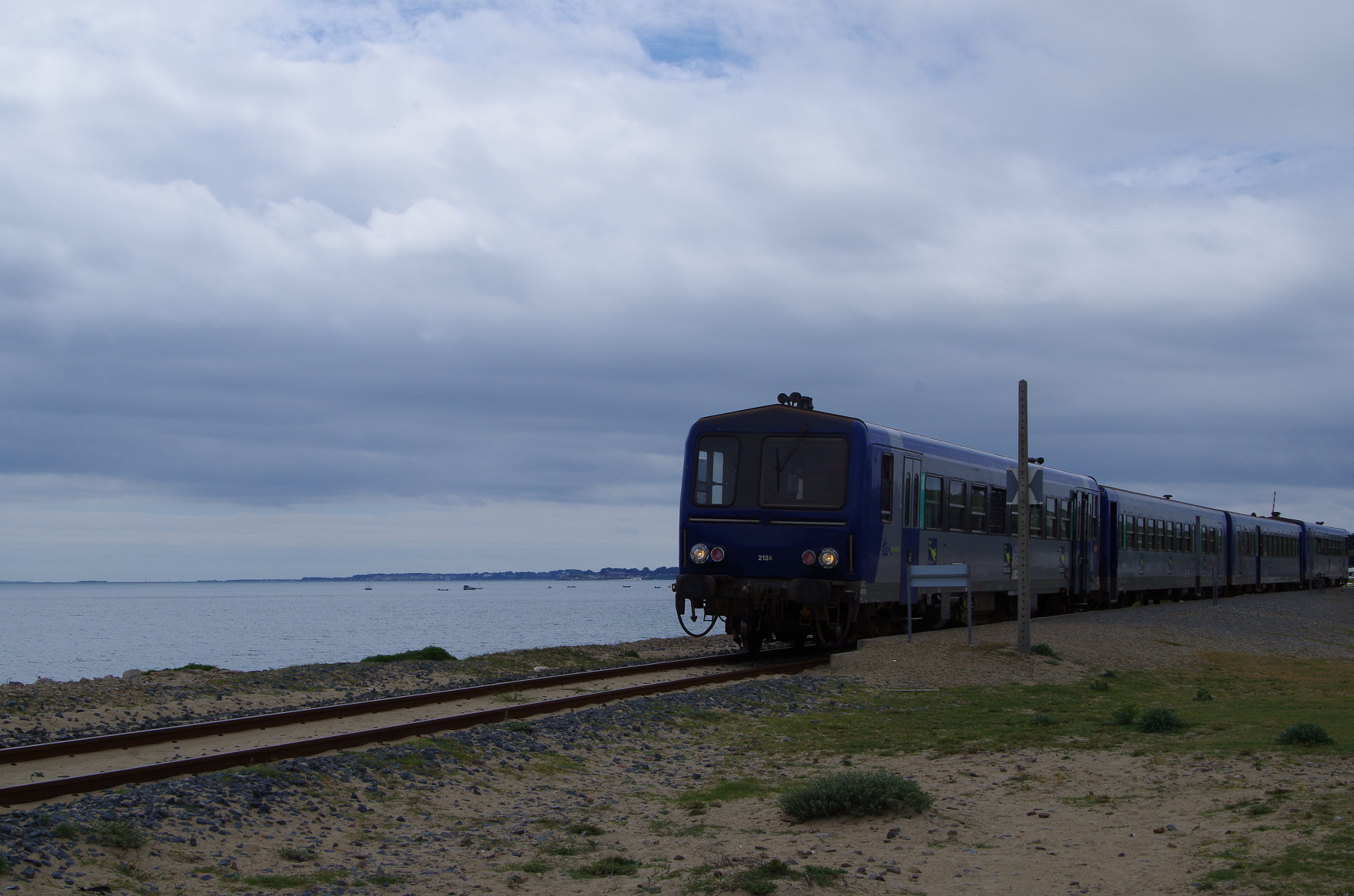 Pentax smc DA 18-270mm F3.5-6.3 ED SDM sample photo. Train from nowhere photography