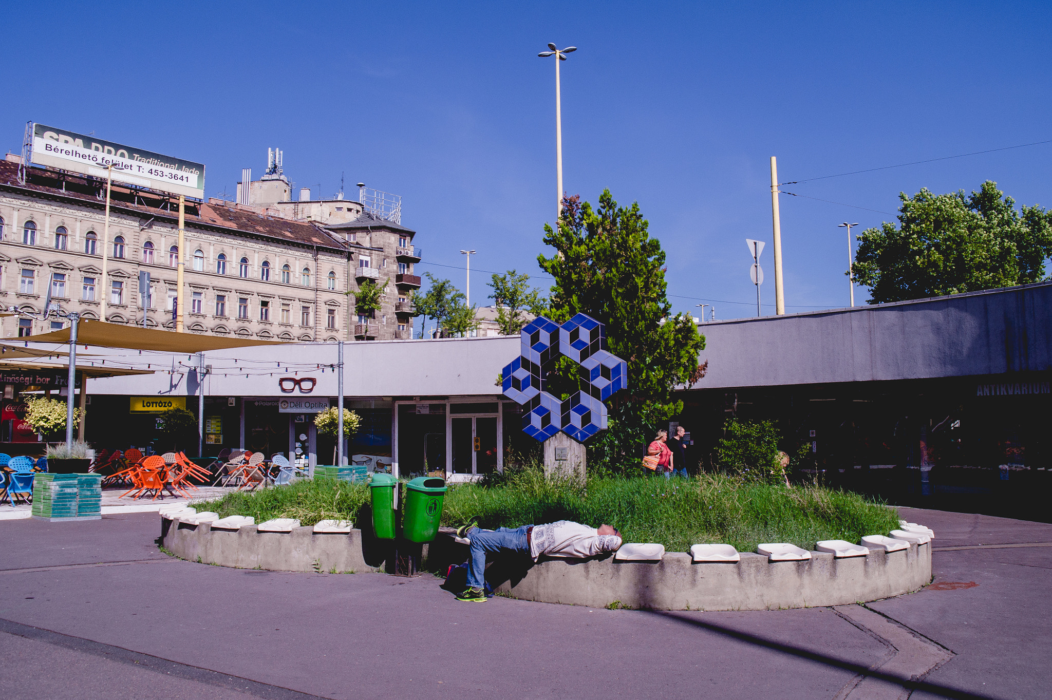 Samsung NX10 sample photo. On the streets of budapest photography