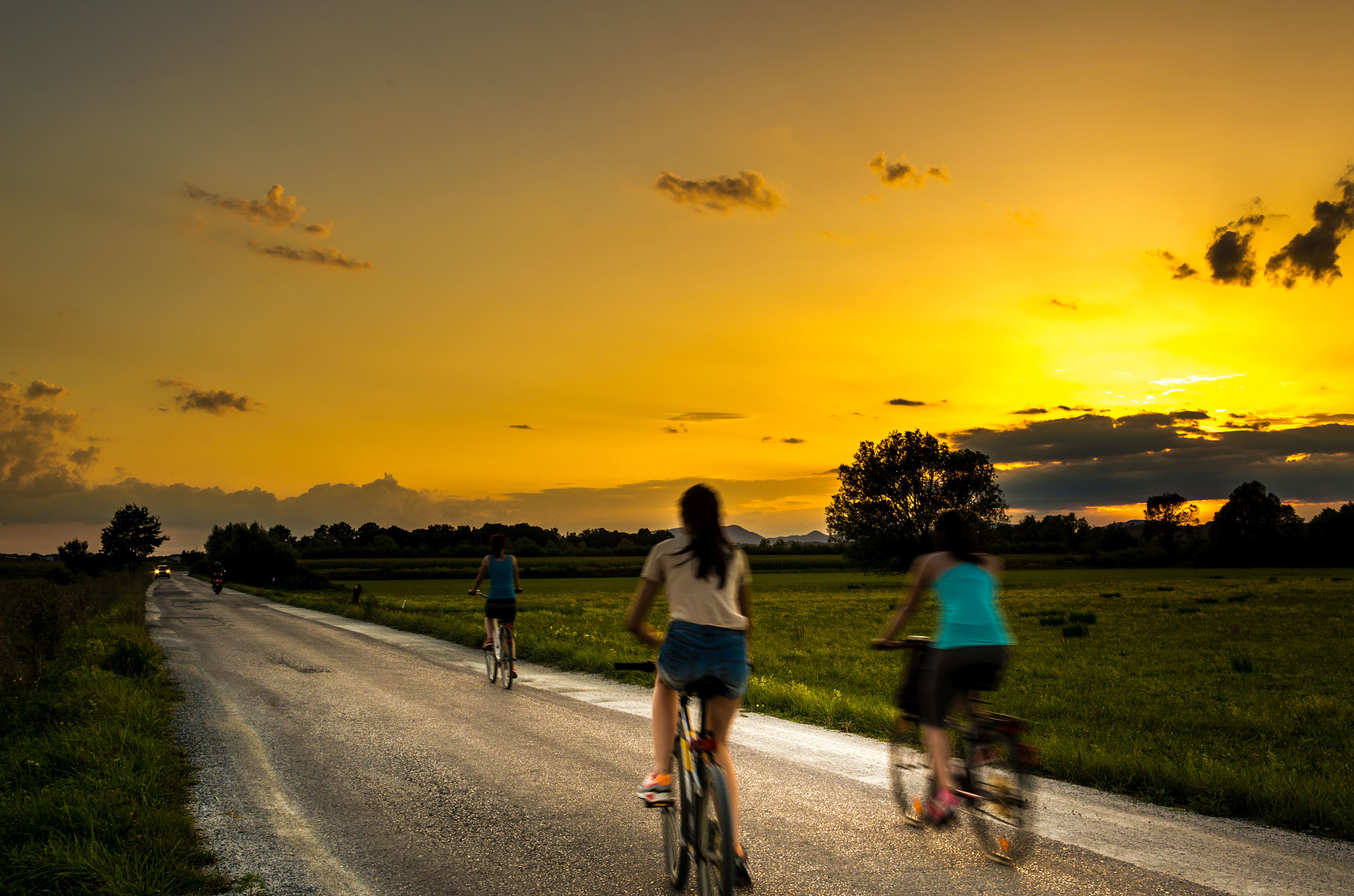 Pentax K-5 II sample photo. The cyclists on the road photography