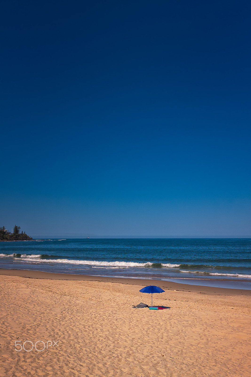 Canon EOS 50D + Canon EF-S 24mm F2.8 STM sample photo. Blue parasol on a beach photography