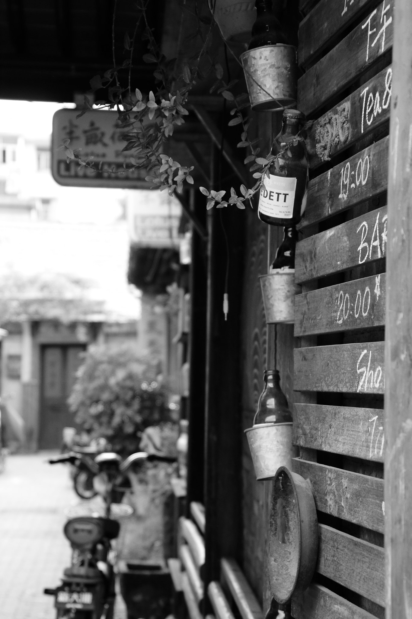 Canon EOS 100D (EOS Rebel SL1 / EOS Kiss X7) sample photo. Bar photography